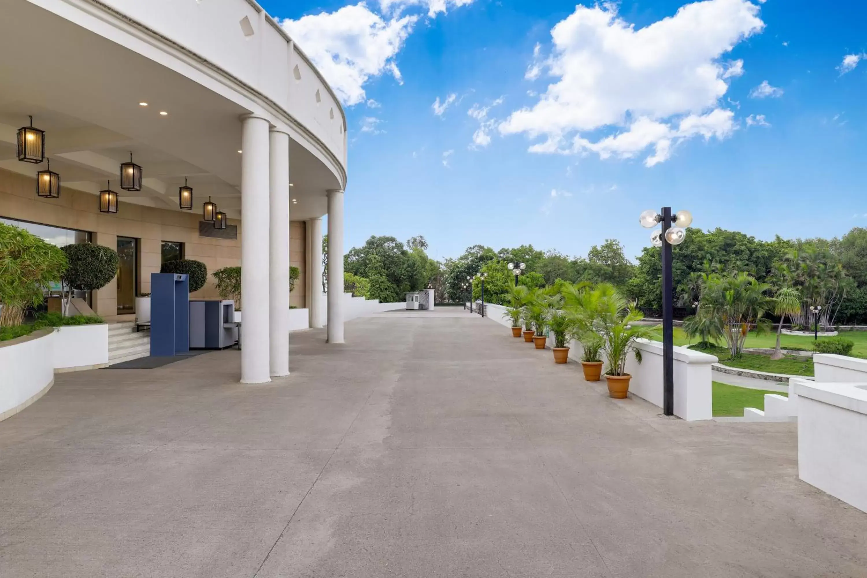 Facade/entrance in Lemon Tree Hotel, Aurangabad Facade/entrance in Lemon Tree Hotel, Aurangabad