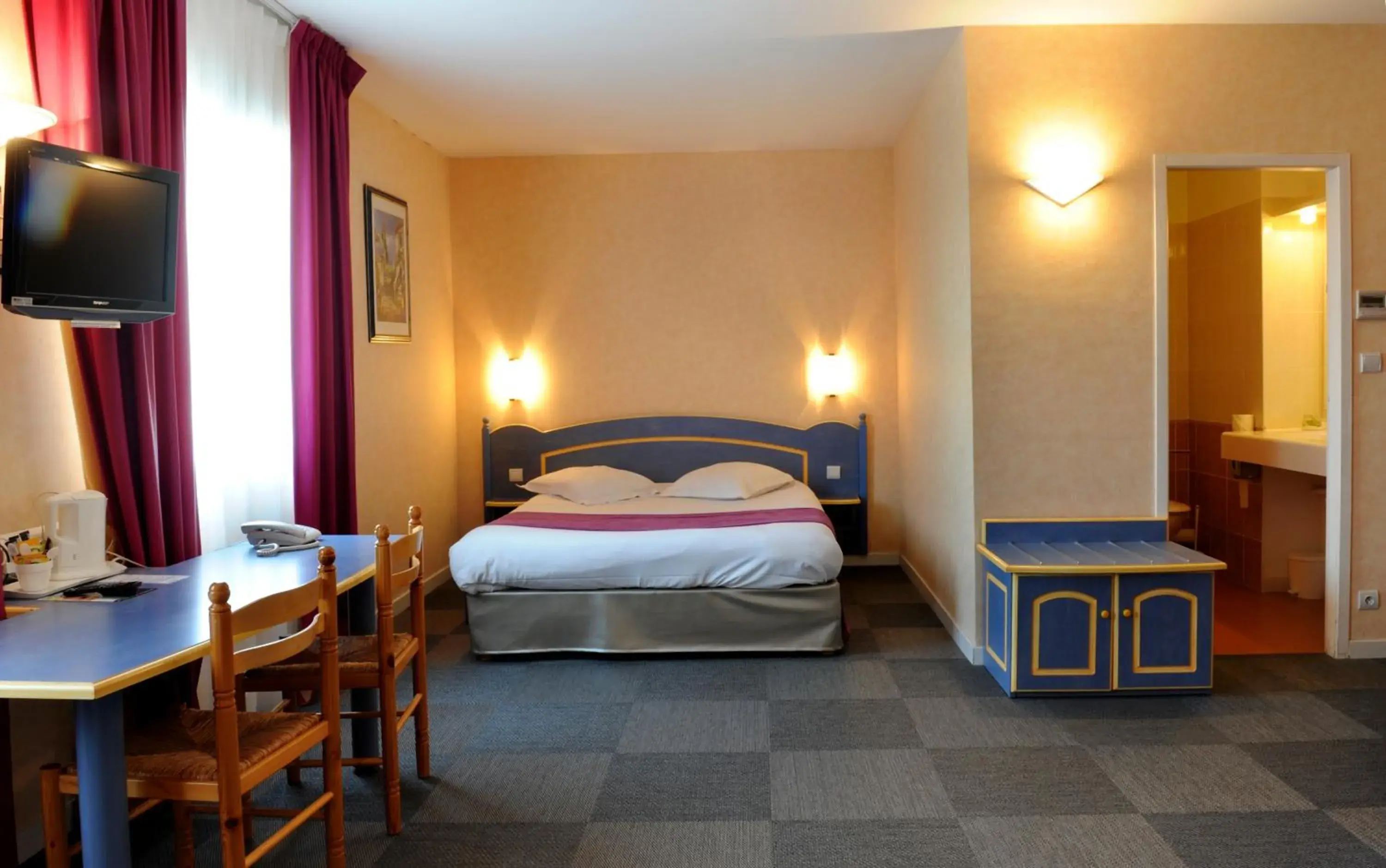 Photo of the whole room, Bed in Comfort Hotel Saintes