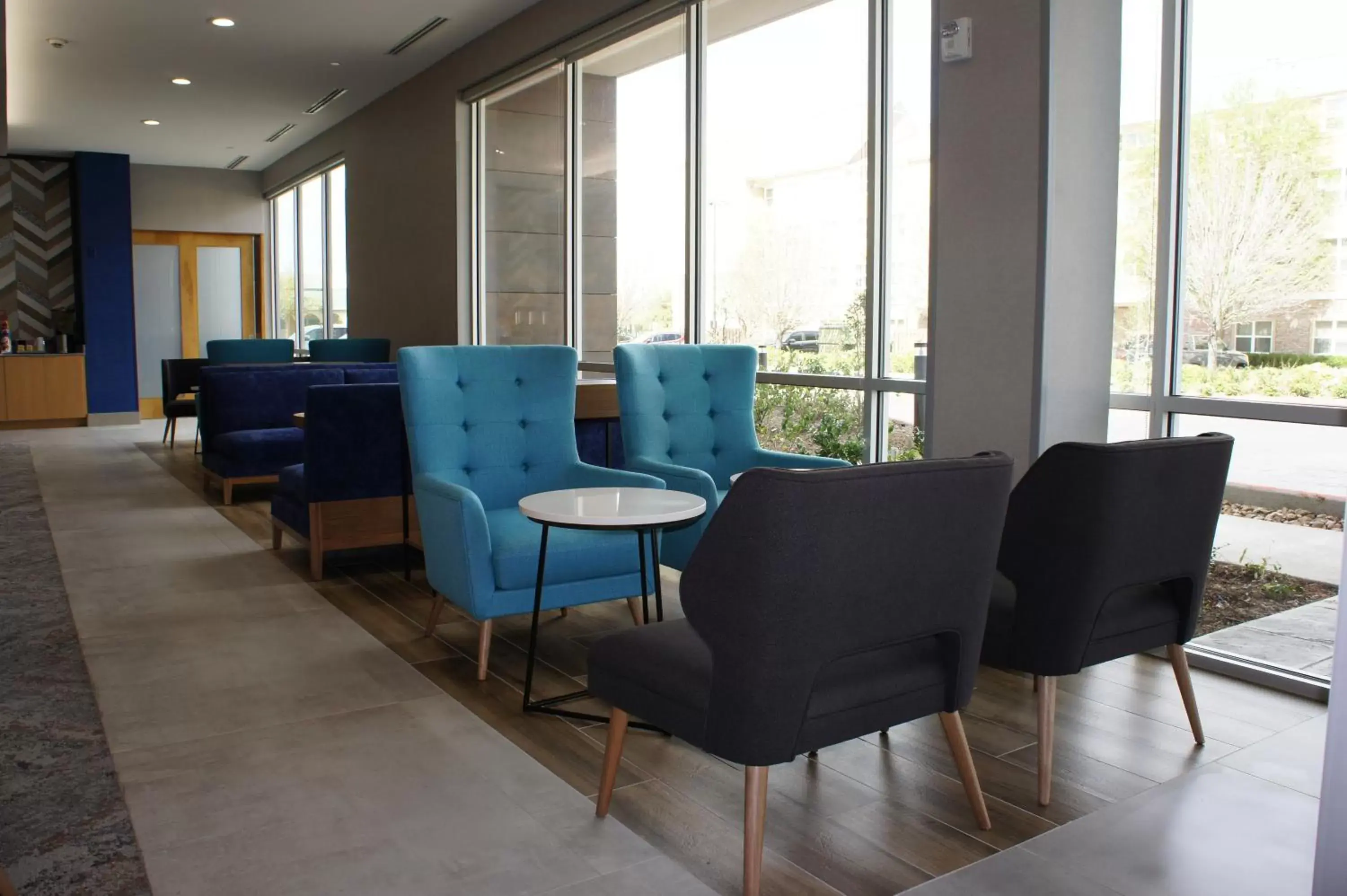 Seating area in La Quinta Inn & Suites Katy-Mills by Wyndham Katy