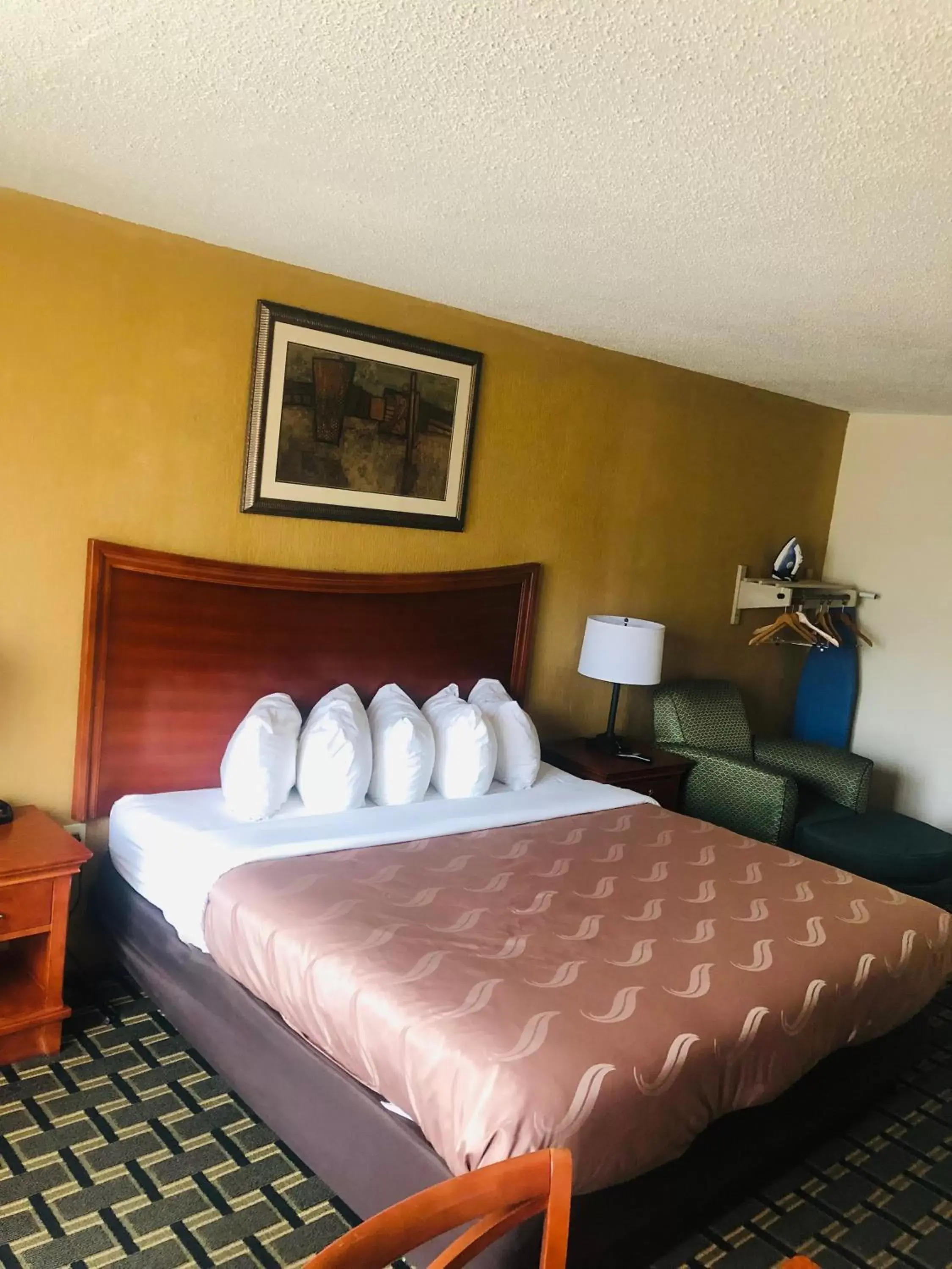 Bed in Quail Inn and Suites - Myrtle Beach