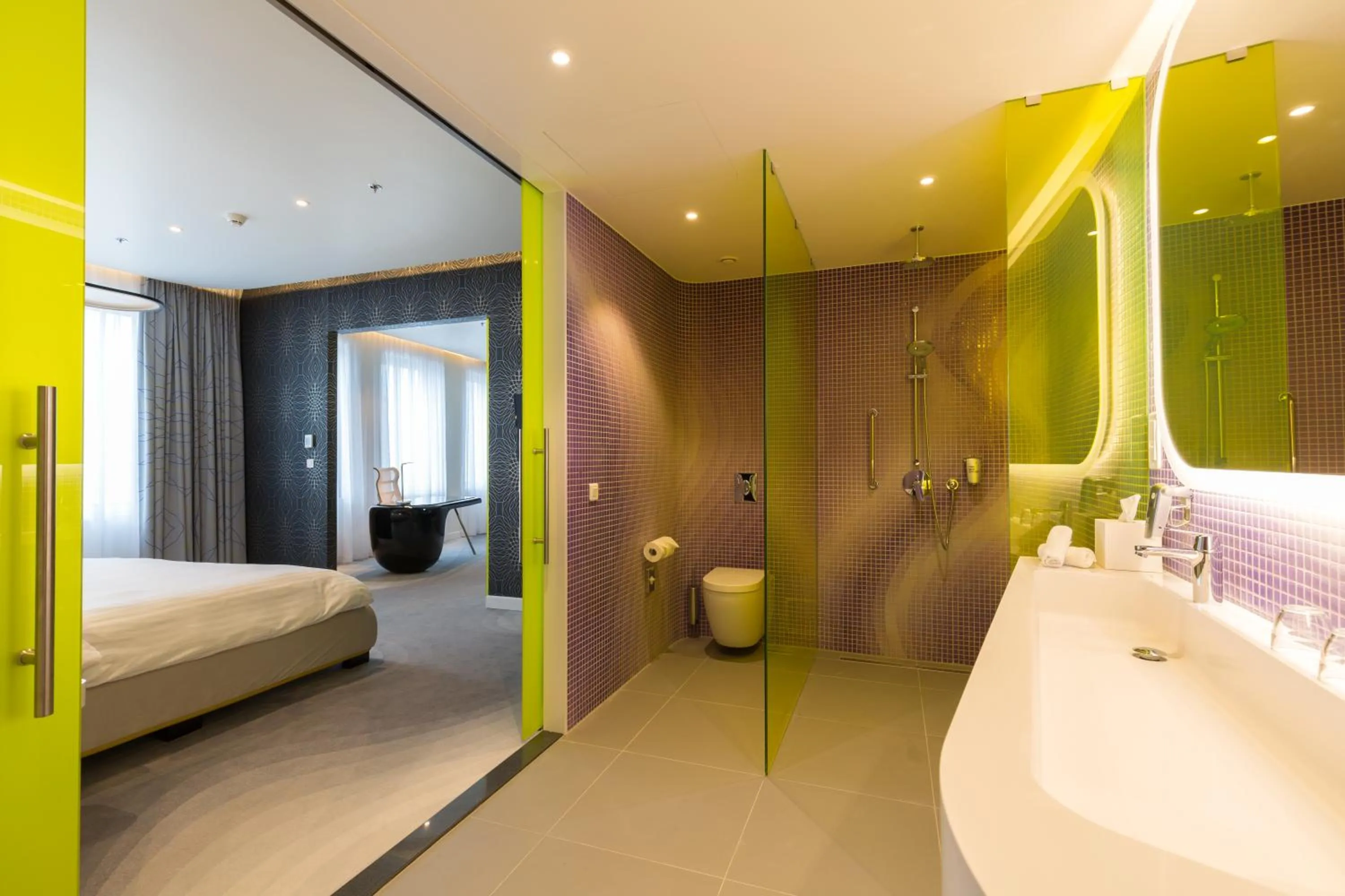 Shower, Bed in Park Inn by Radisson Amsterdam City West