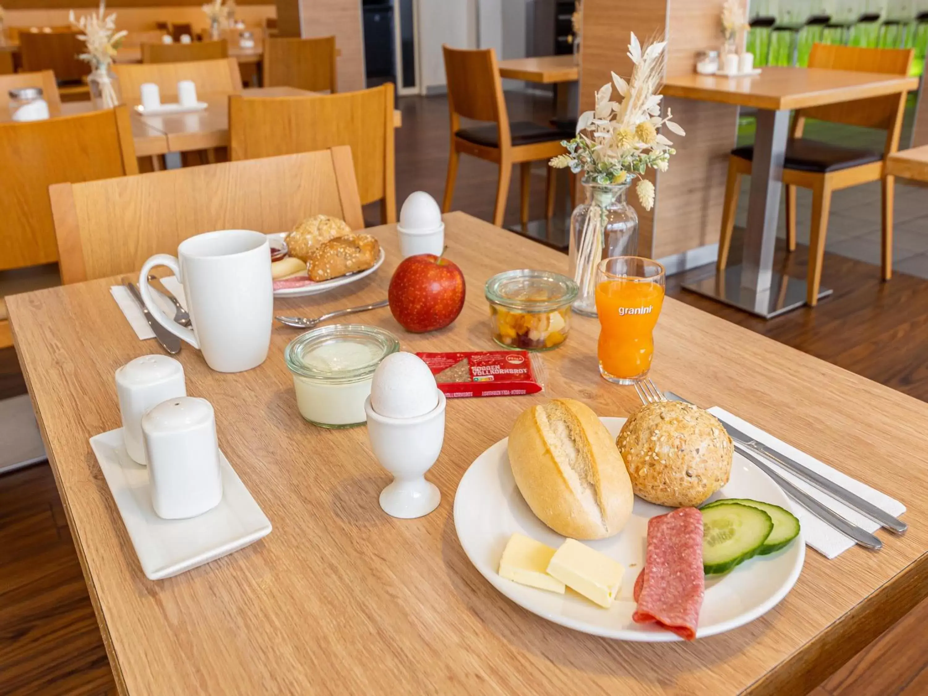 Restaurant/places to eat, Breakfast in B&B Hotel Duisburg Hbf-Nord