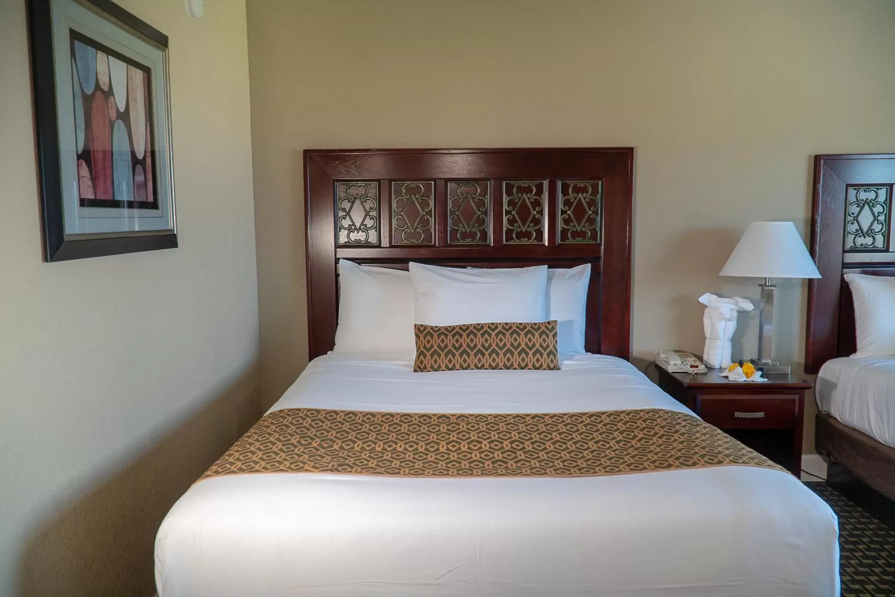 Bed in Sea Breeze Inn - San Simeon