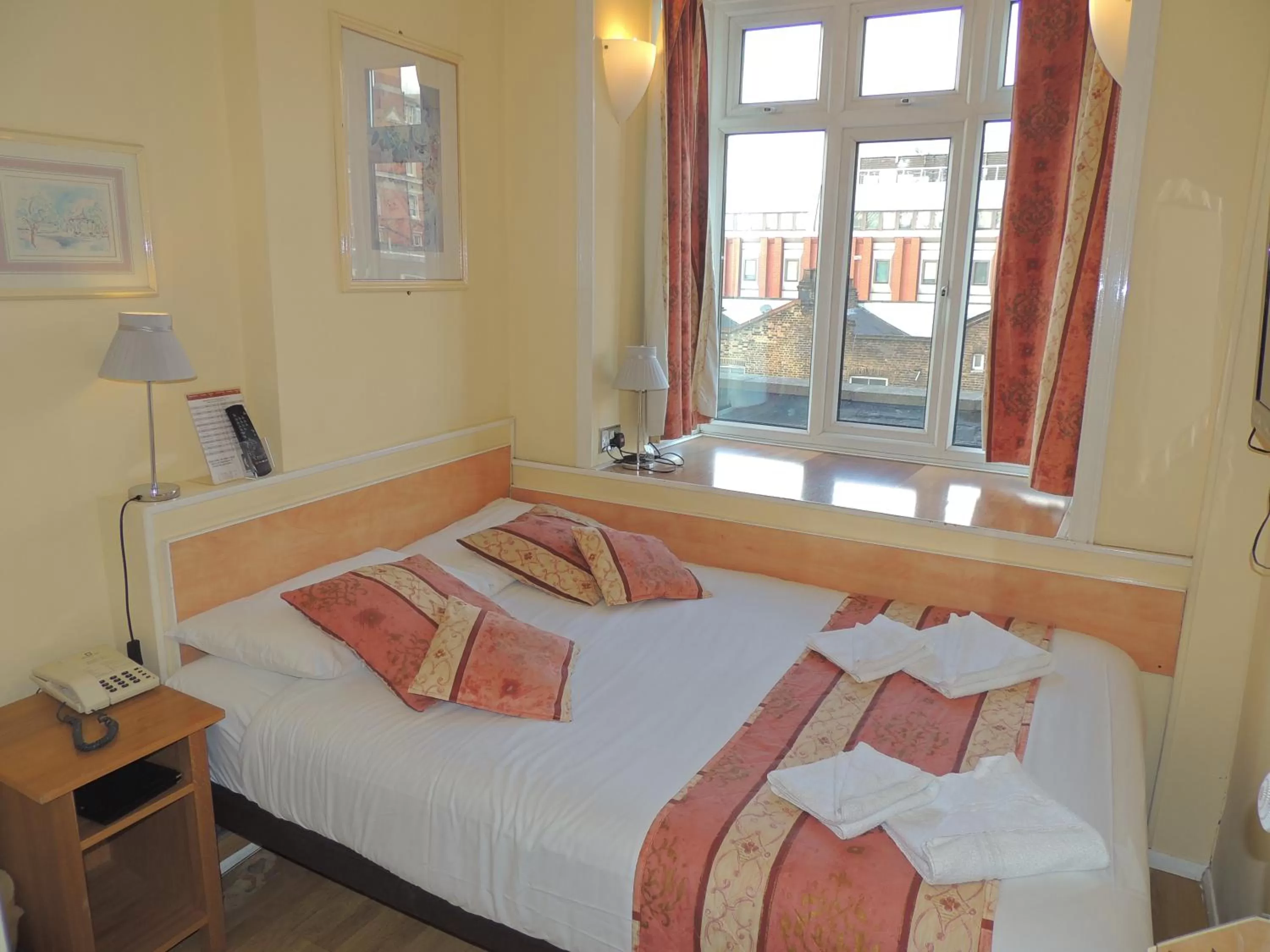 Bedroom, Bed in Shakespeare Hotel