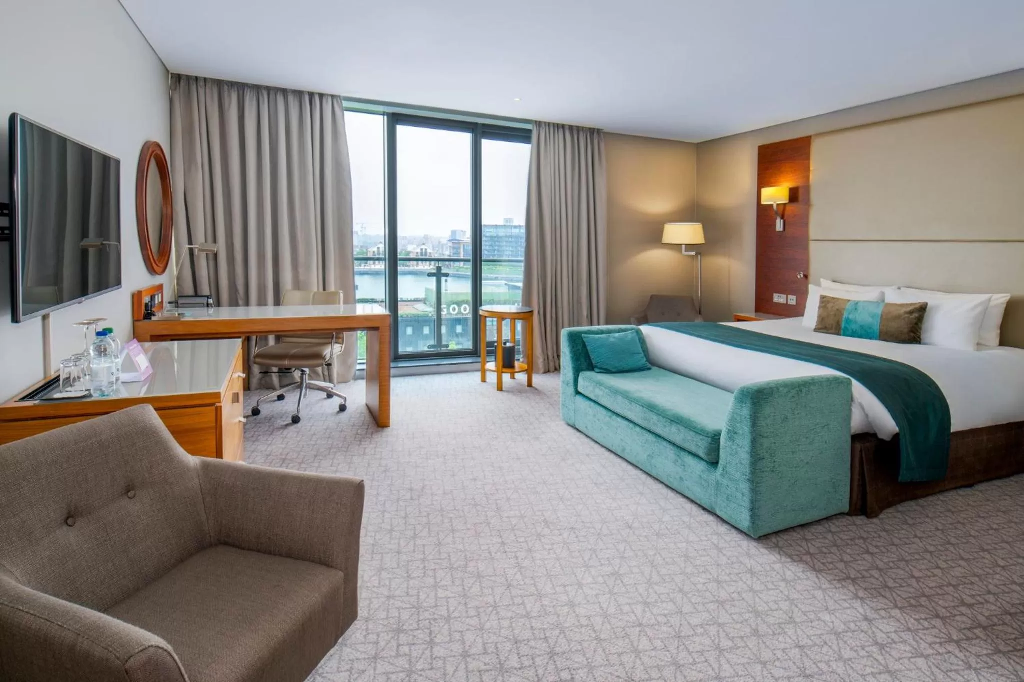 Photo of the whole room, Bed in Crowne Plaza London - Docklands by IHG