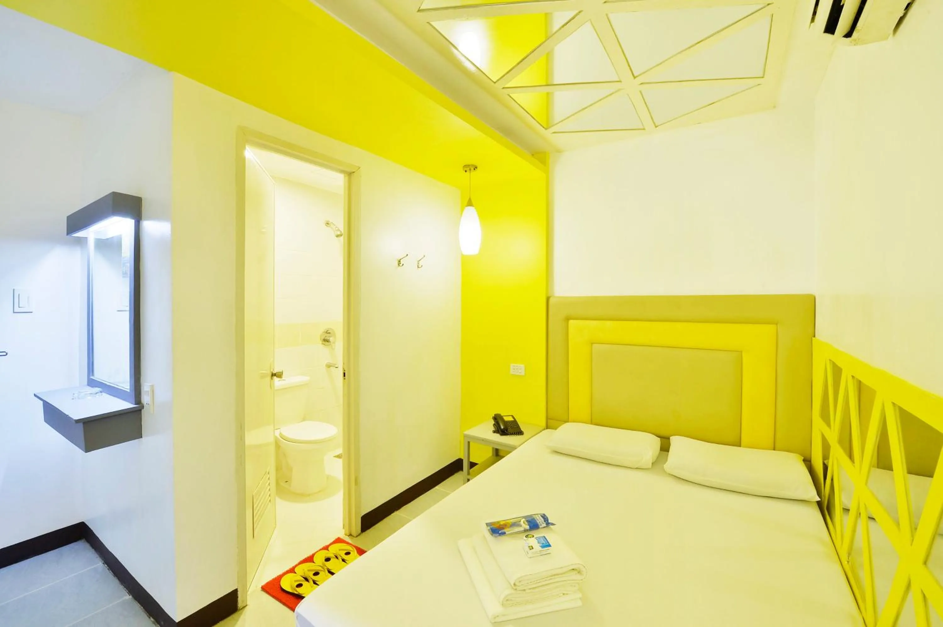 Toilet, Bed in Hotel 99 Quiapo