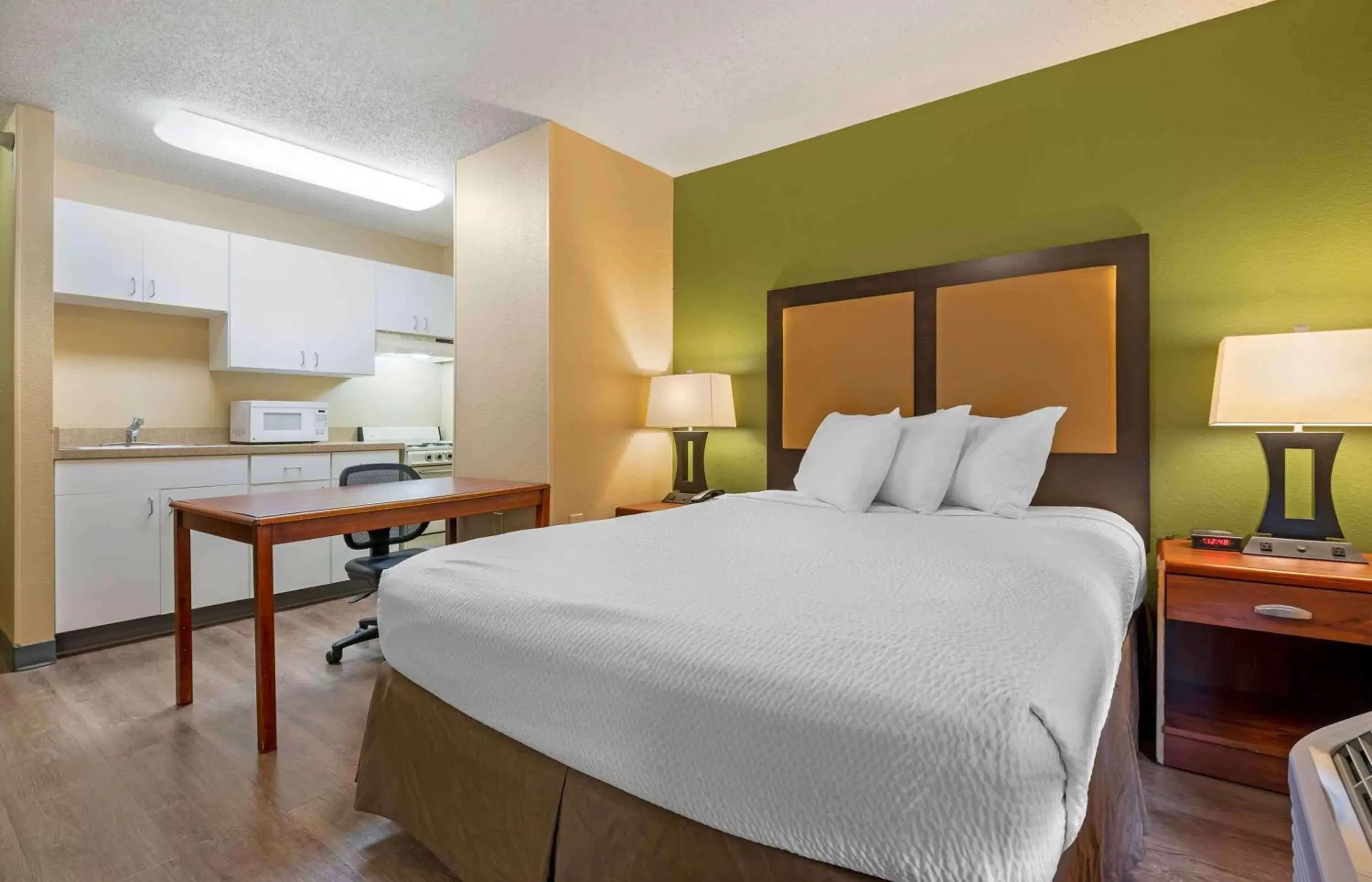 Bedroom, Bed in Extended Stay America Select Suites - South Bend - Mishawaka - South