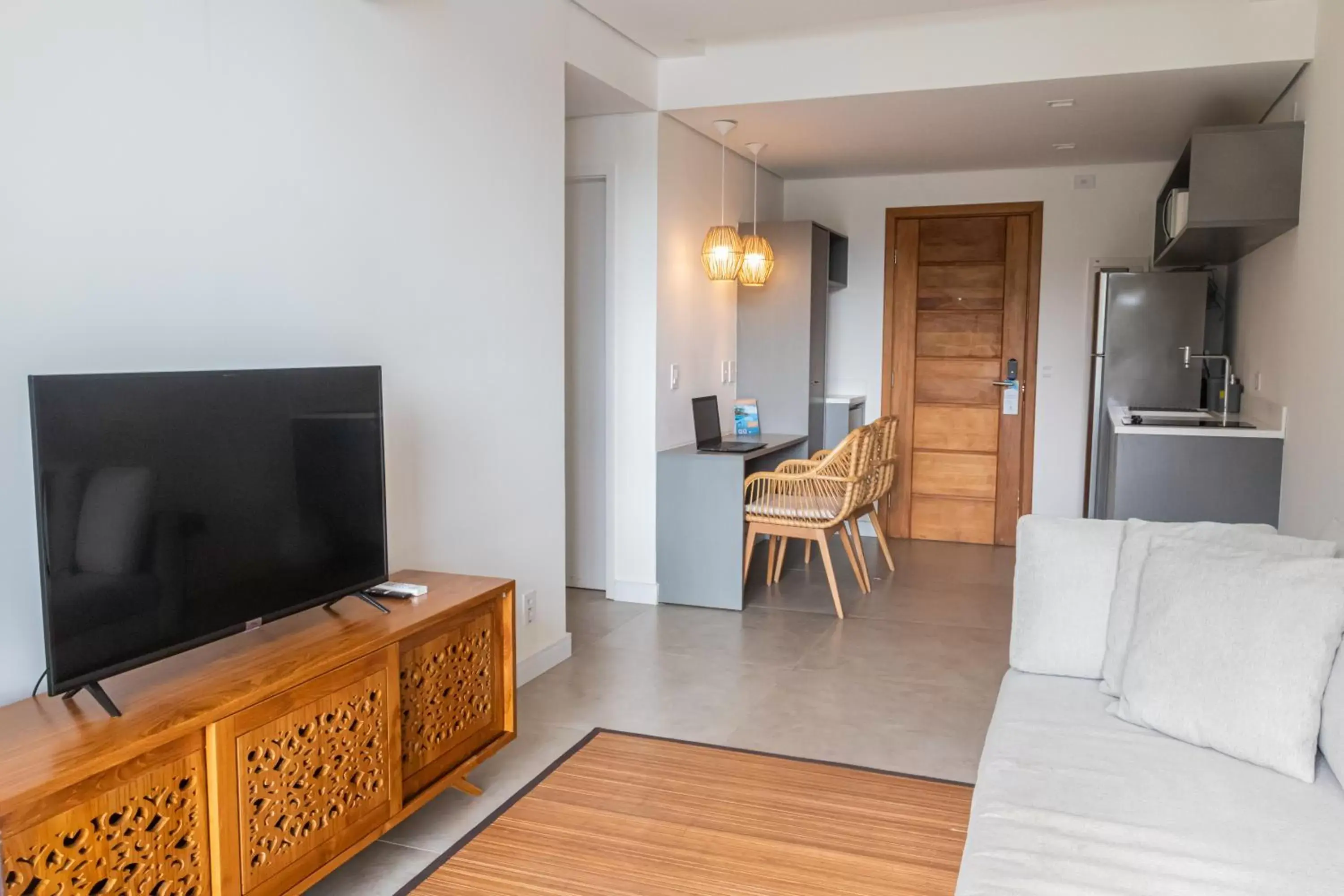 Kitchen or kitchenette, TV/Entertainment Center in Wyndham Ilhabela Casa Di Sirena