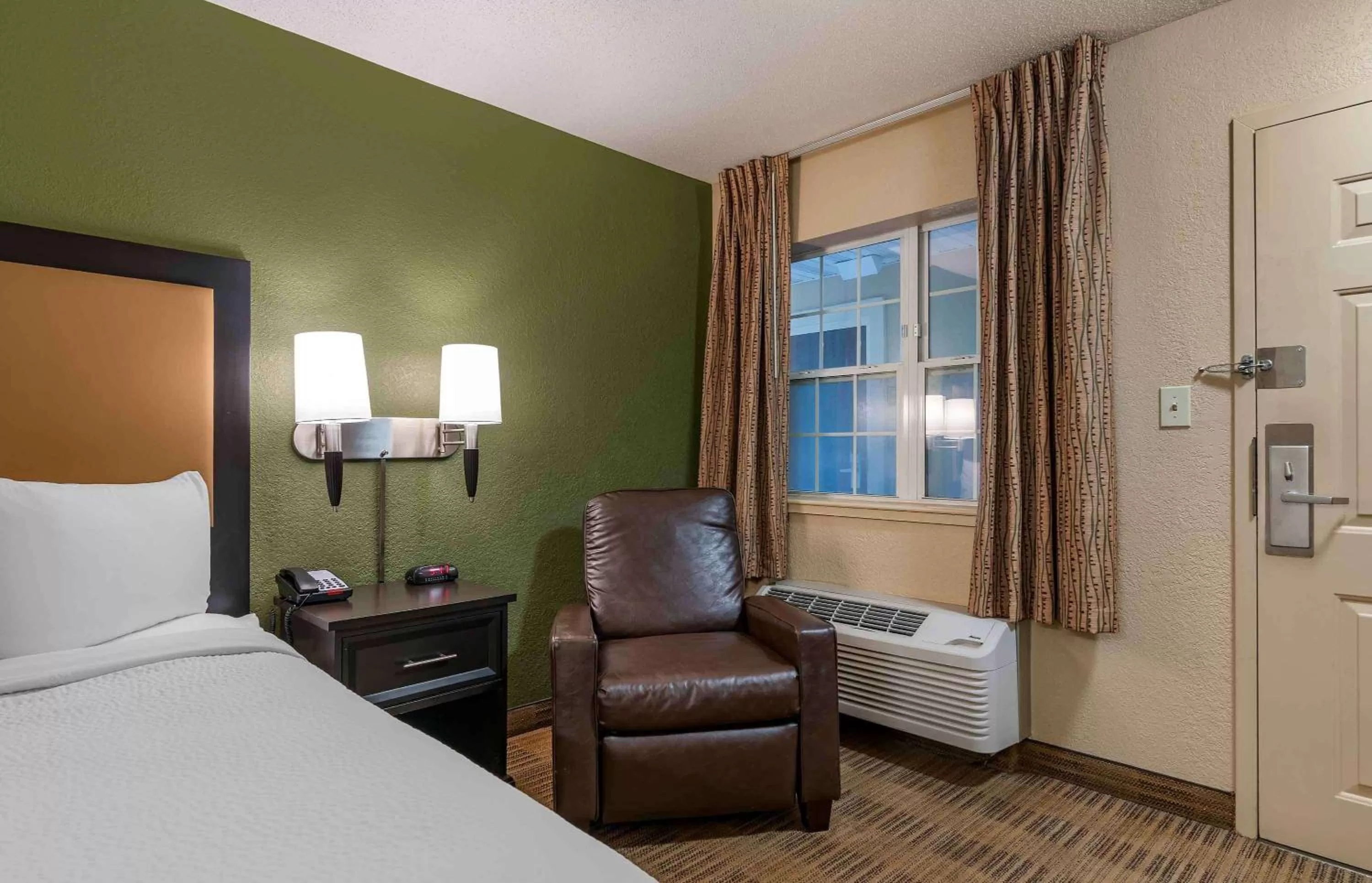 Bedroom, Bed in Extended Stay America Suites - Lexington - Nicholasville Road