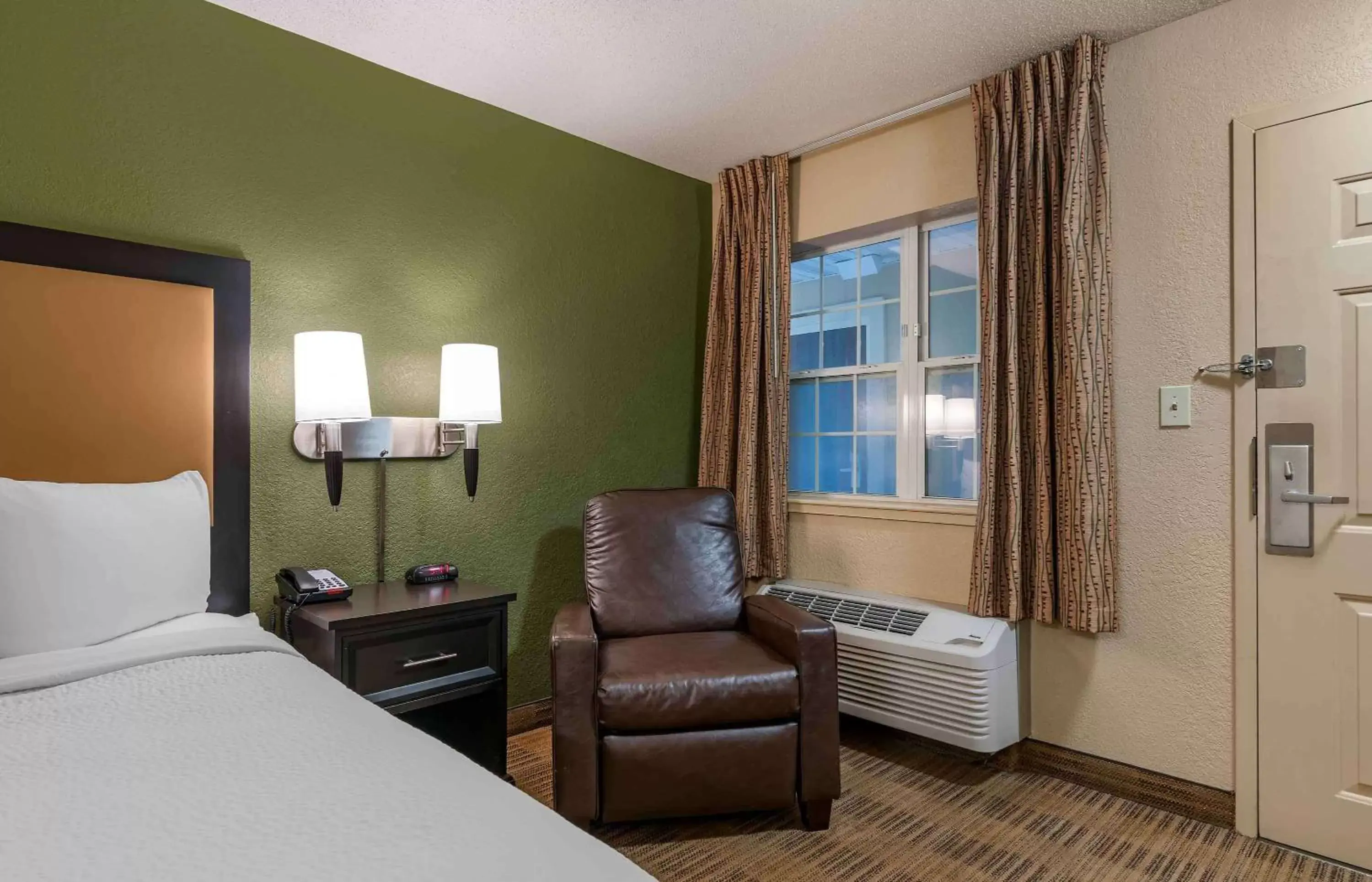 Bedroom in Extended Stay America Suites - Lexington - Nicholasville Road