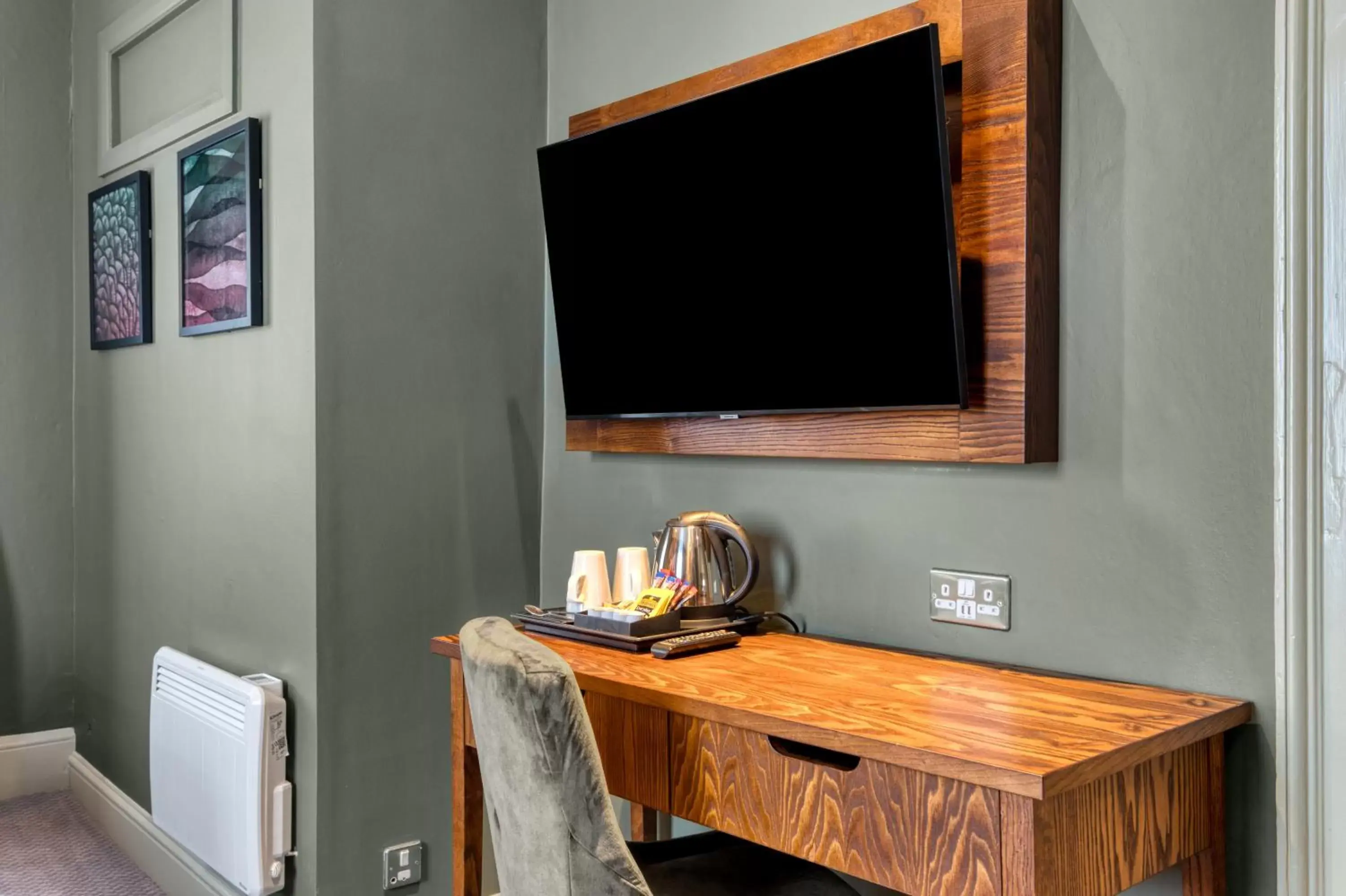 Coffee/tea facilities, TV/Entertainment Center in Inn on the Lake by Innkeeper's Collection