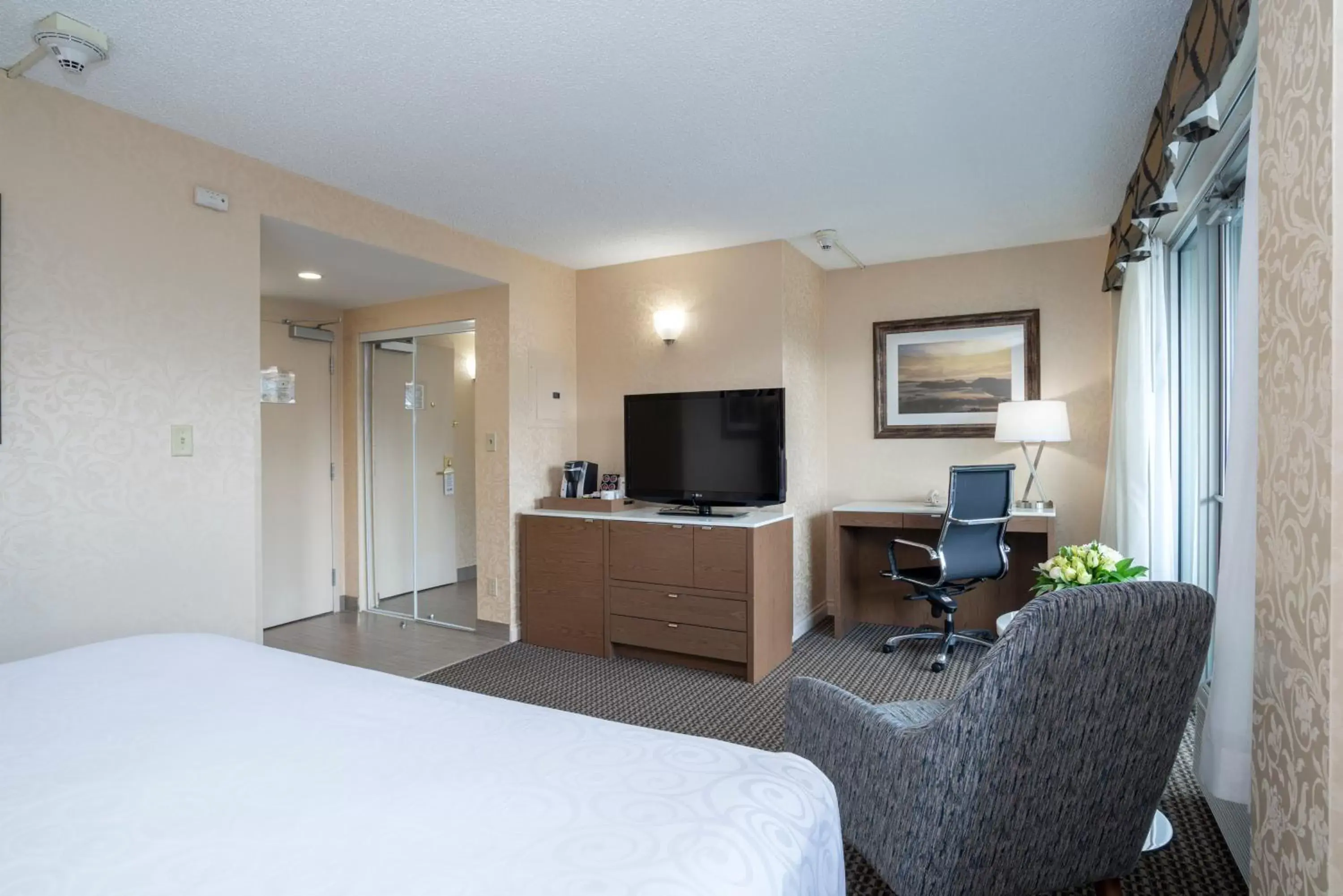 TV and multimedia, TV/Entertainment Center in Best Western Premier Chateau Granville Hotel & Suites & Conference Centre