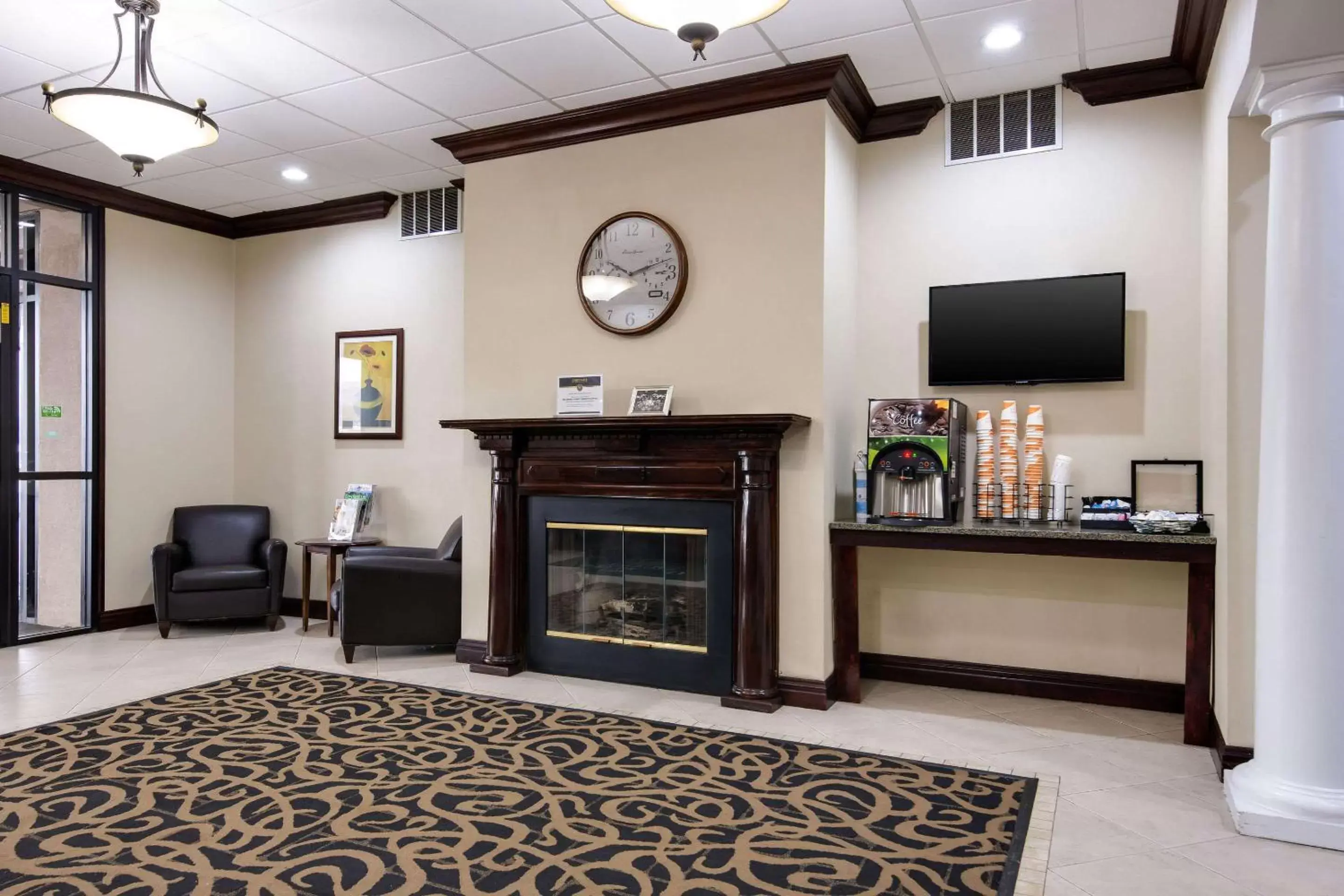 Lobby or reception, TV/Entertainment Center in Quality Inn Oneonta Cooperstown Area