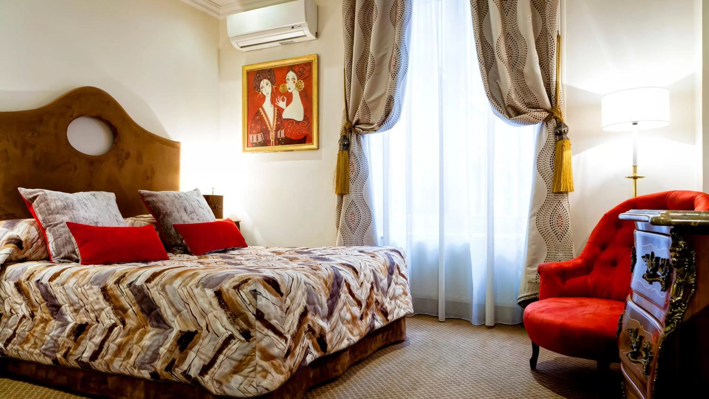 Photo of the whole room, Bed in Grand Hotel des Terreaux