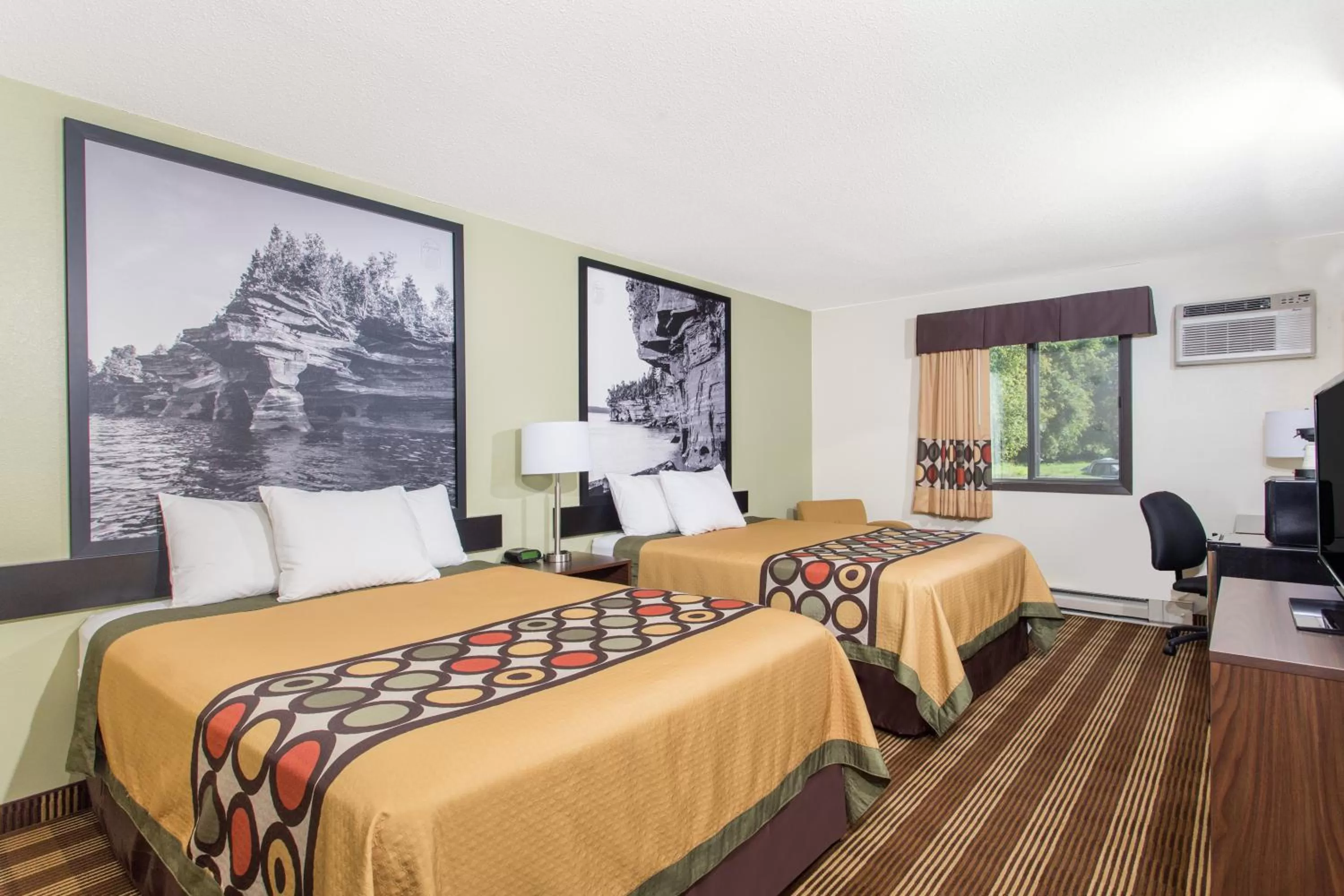 Photo of the whole room in Super 8 by Wyndham Eau Claire I-94