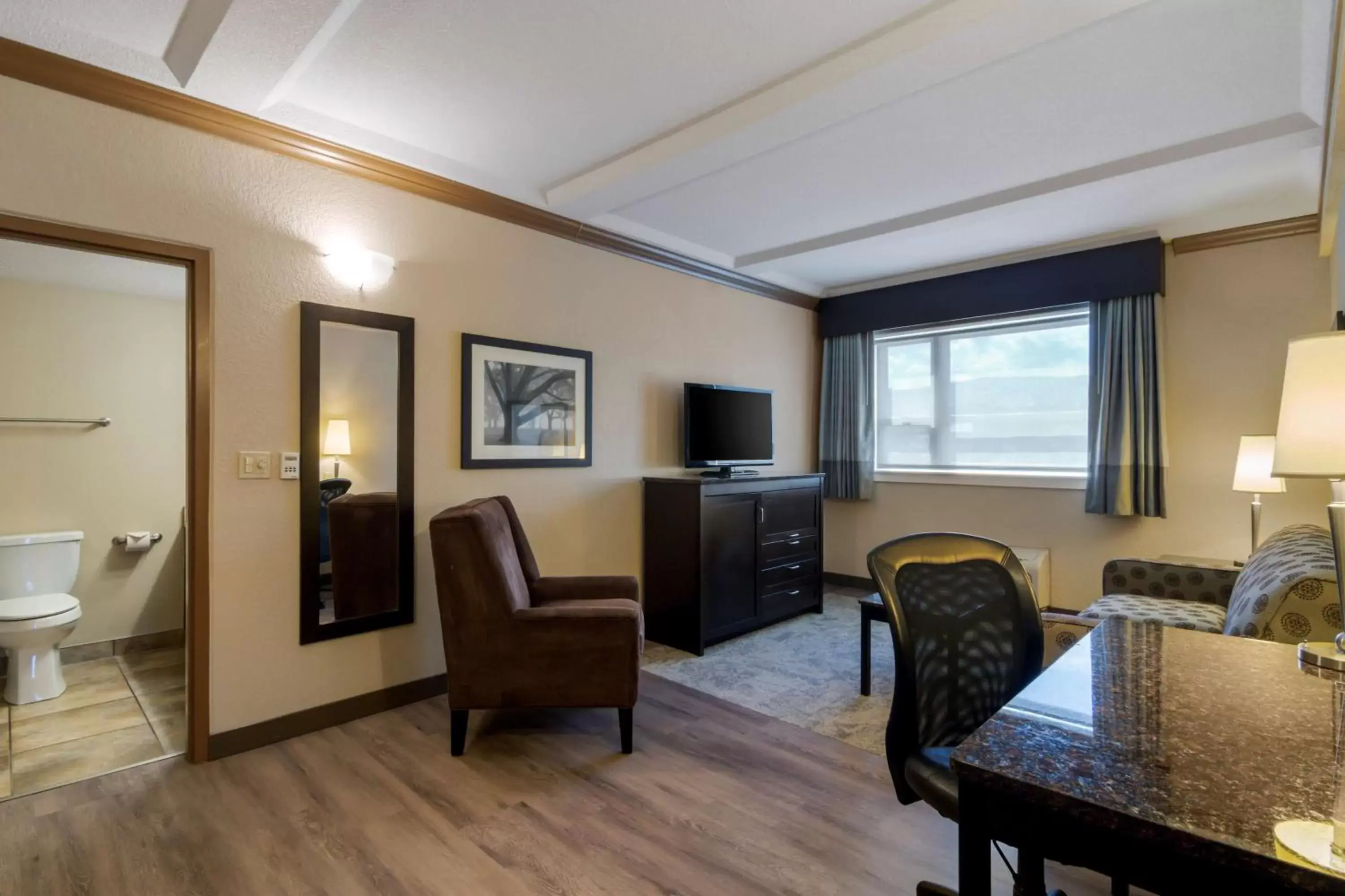Bedroom, Seating Area in Best Western Plus Kamloops Hotel
