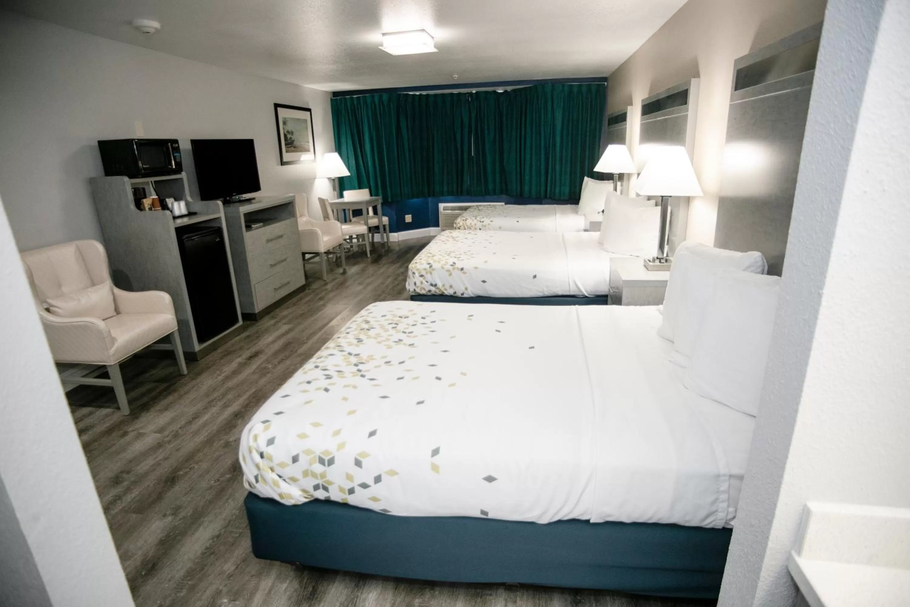 Bed in Anchor Beach Inn