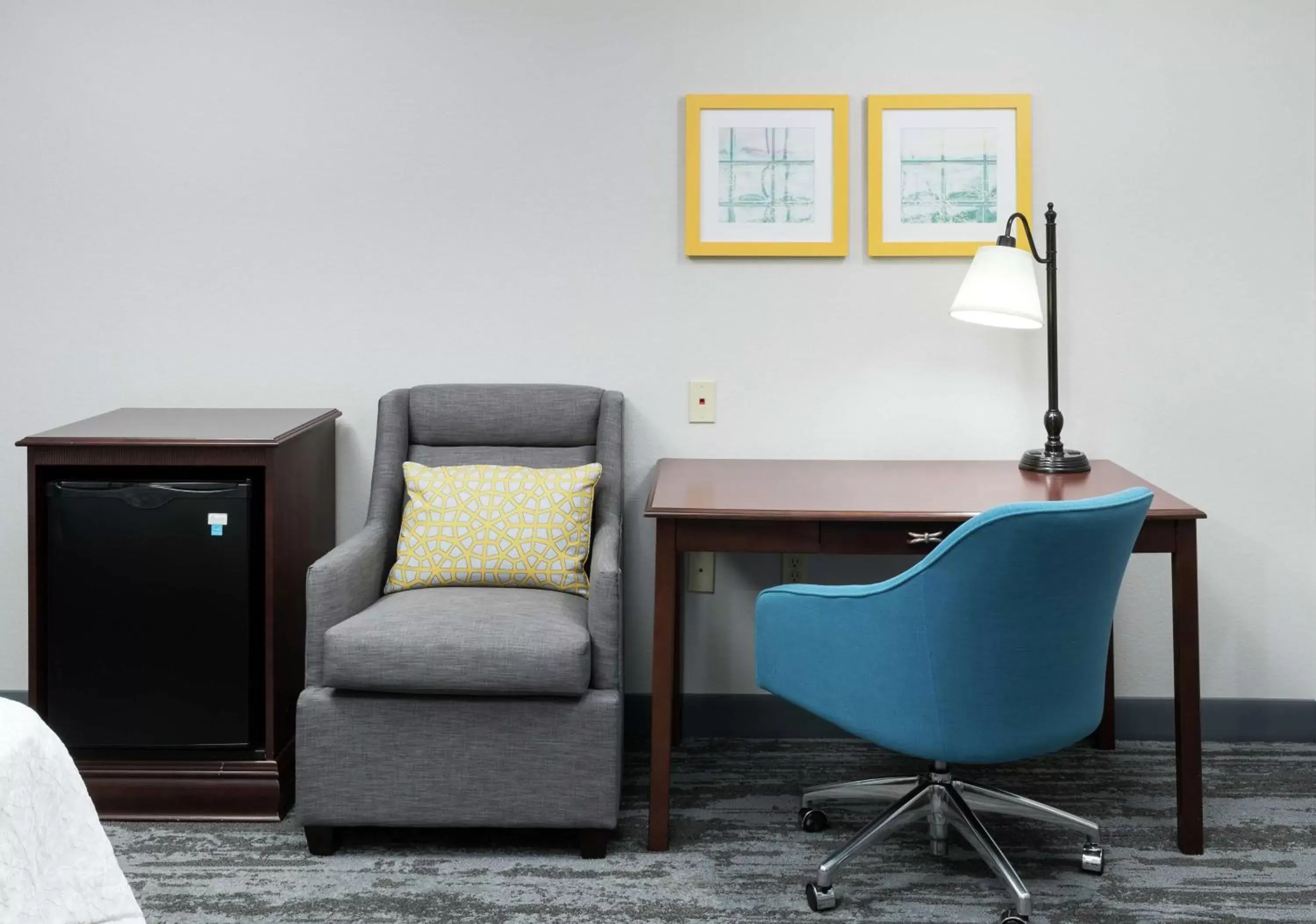 Bedroom, Seating Area in Hampton Inn & Suites Rochester-North