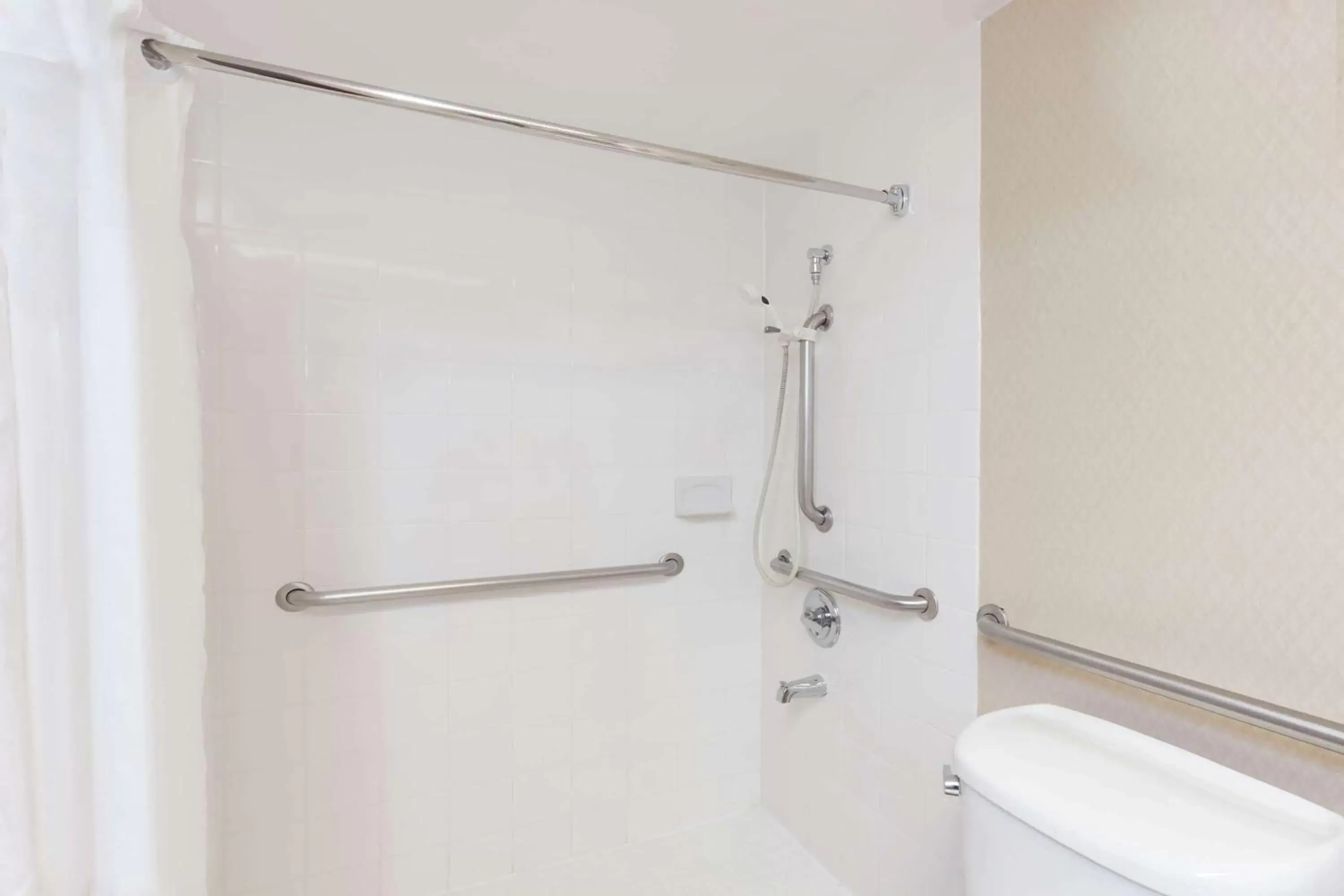 King Room with Mobility/Hearing Impaired Access - Non-Smoking in Howard Johnson by Wyndham Fullerton/Anaheim Conference Cntr King Room with Mobility/Hearing Impaired Access - Non-Smoking in Howard Johnson by Wyndham Fullerton/Anaheim Conference Cntr