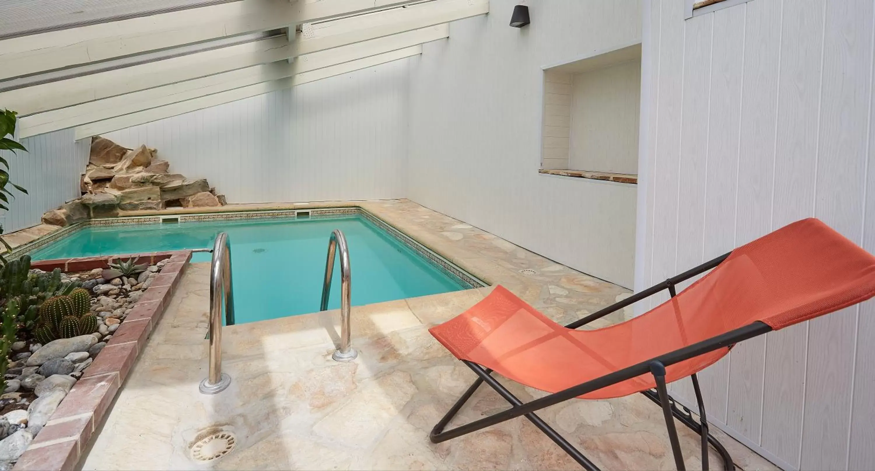 Swimming pool in The Originals Hôtel Le Cise Restaurant Chambres et Suites Swimming pool in The Originals Hôtel Le Cise Restaurant Chambres et Suites