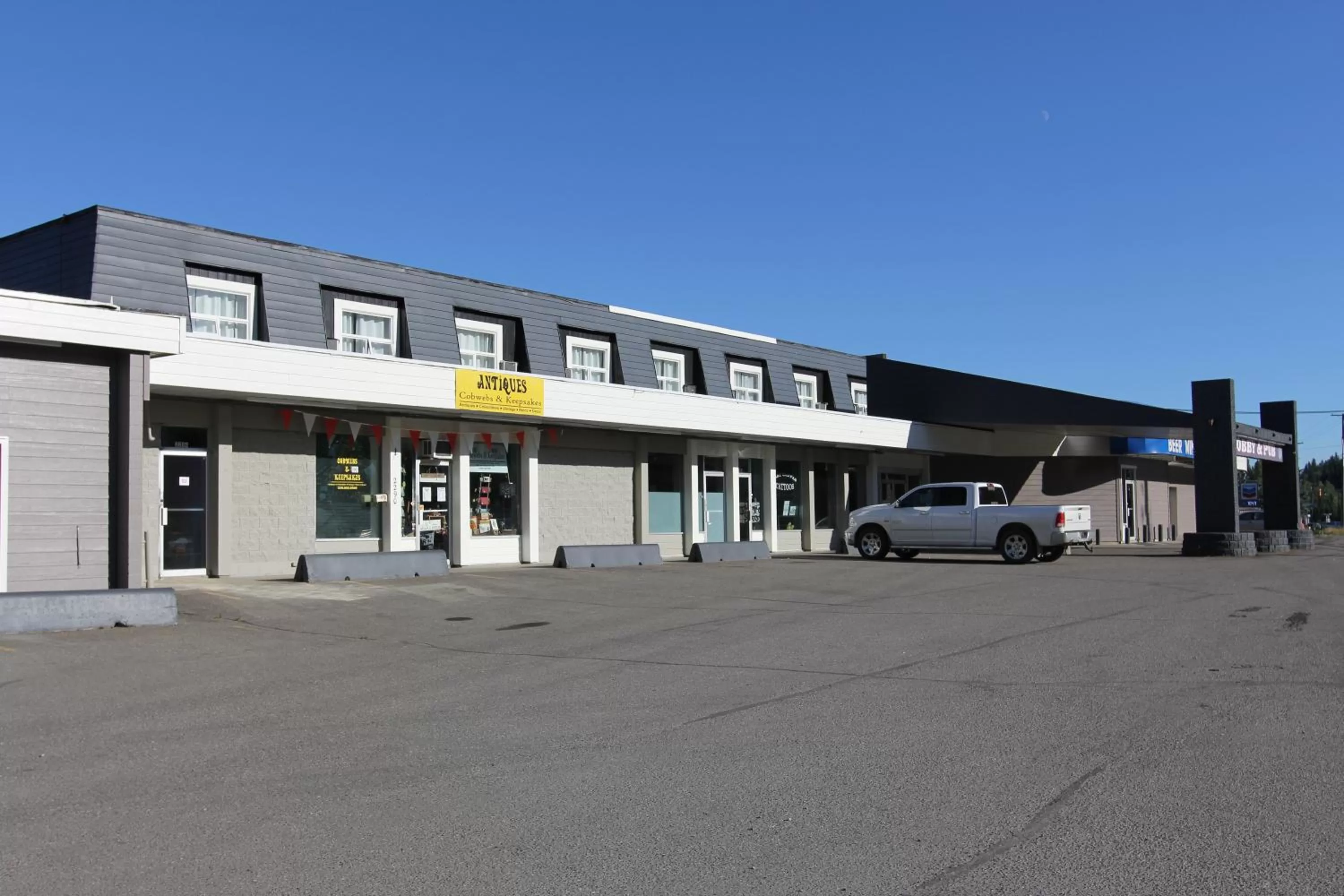 Property building in Northwood Plaza Hotel