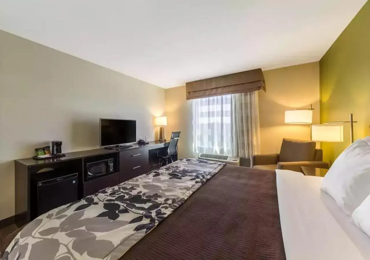Bedroom, TV/Entertainment Center in Sleep Inn & Suites Jourdanton - Pleasanton