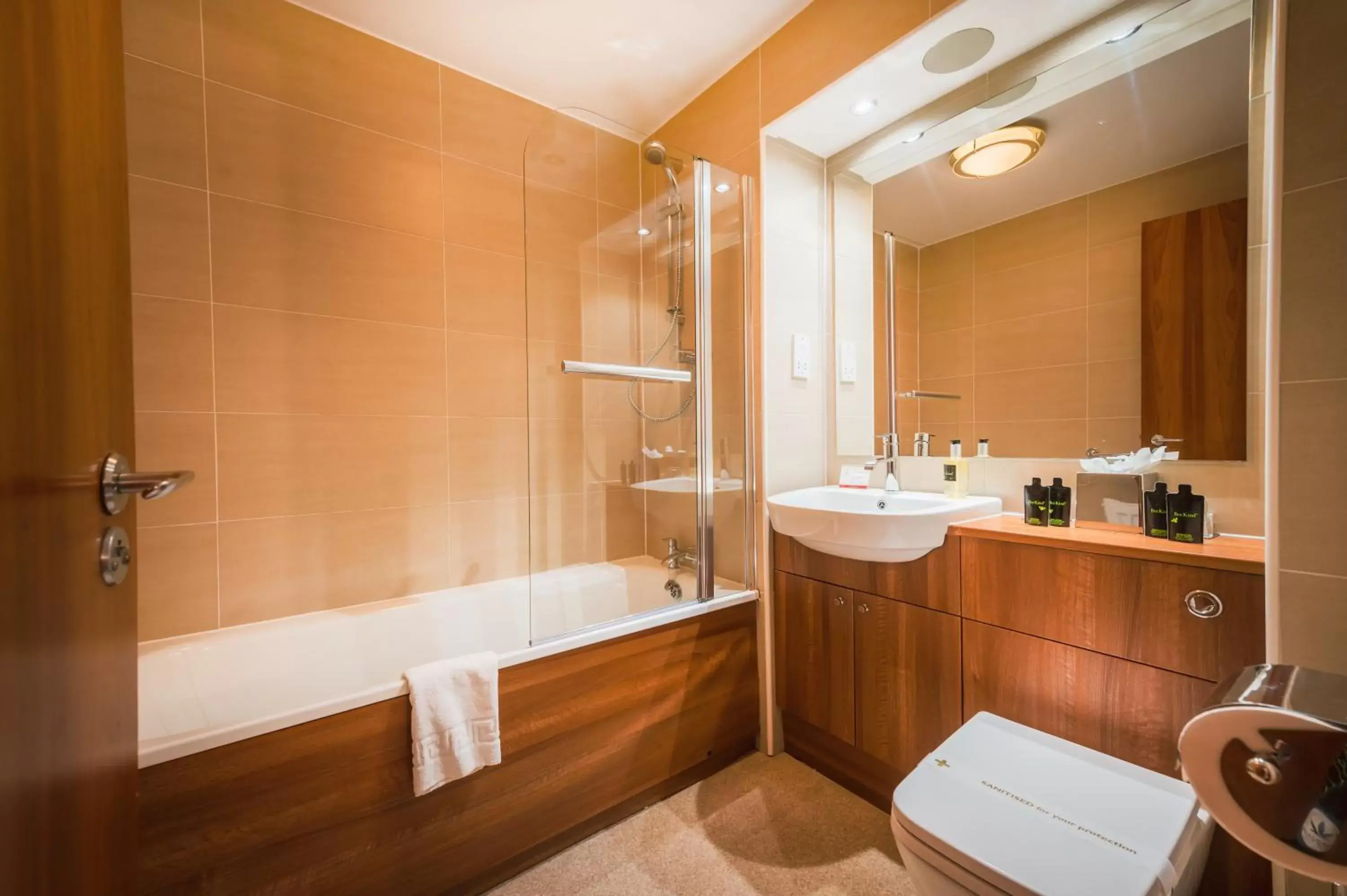 Bathroom in The Knight Residence by Mansley