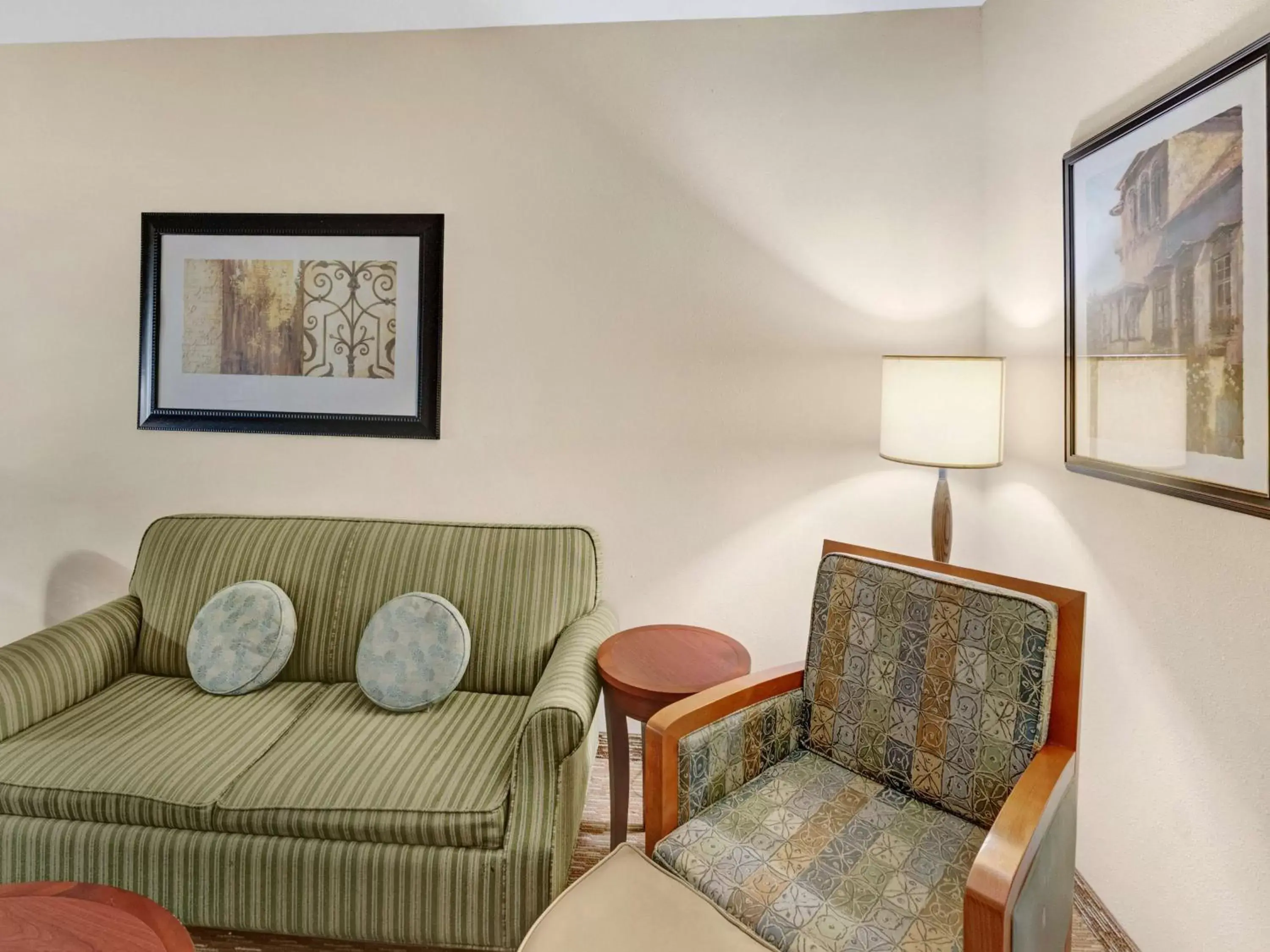 Living room, Seating Area in Hilton Garden Inn Oklahoma City North Quail Springs