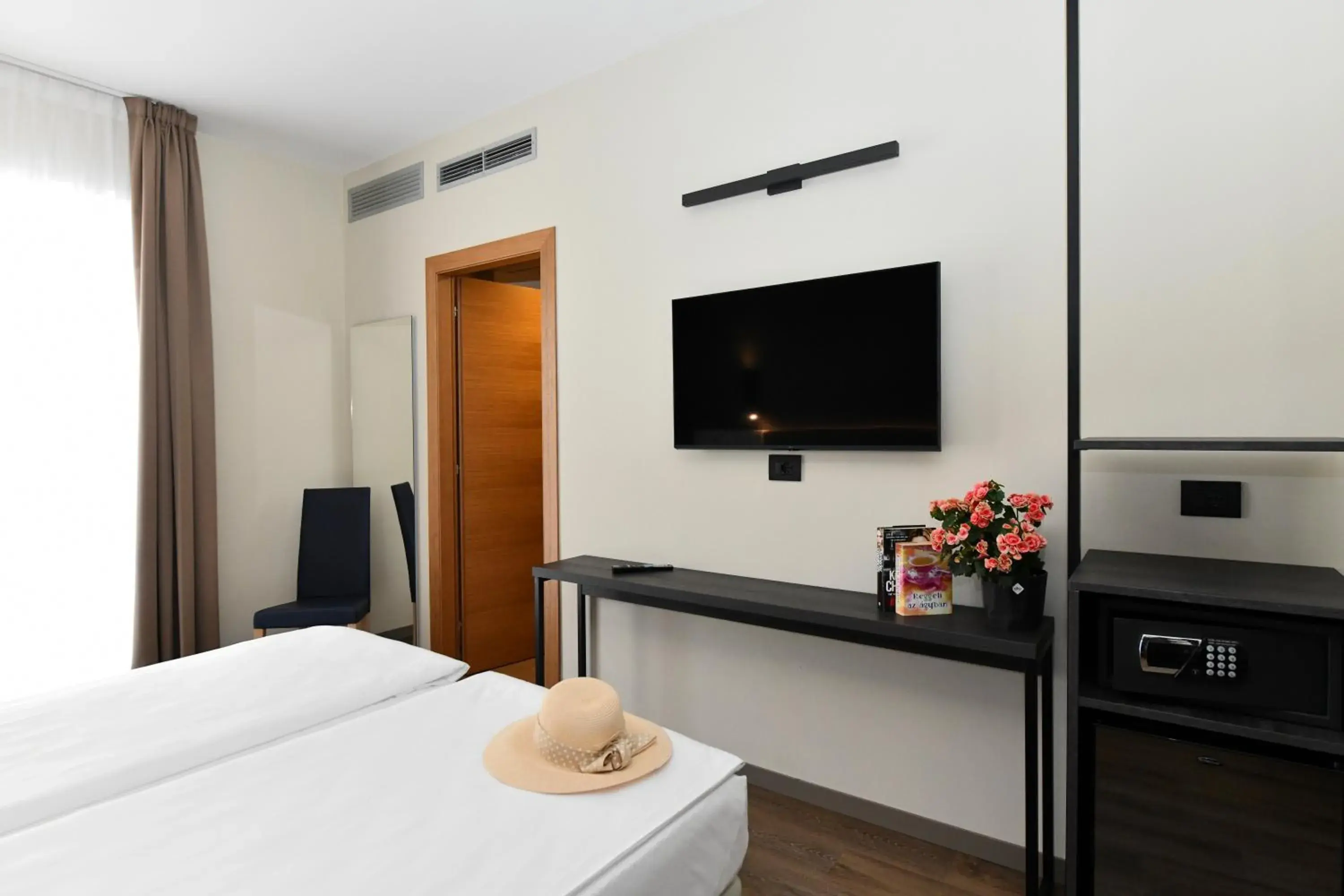 Bed, TV/Entertainment Center in Hotel Eden