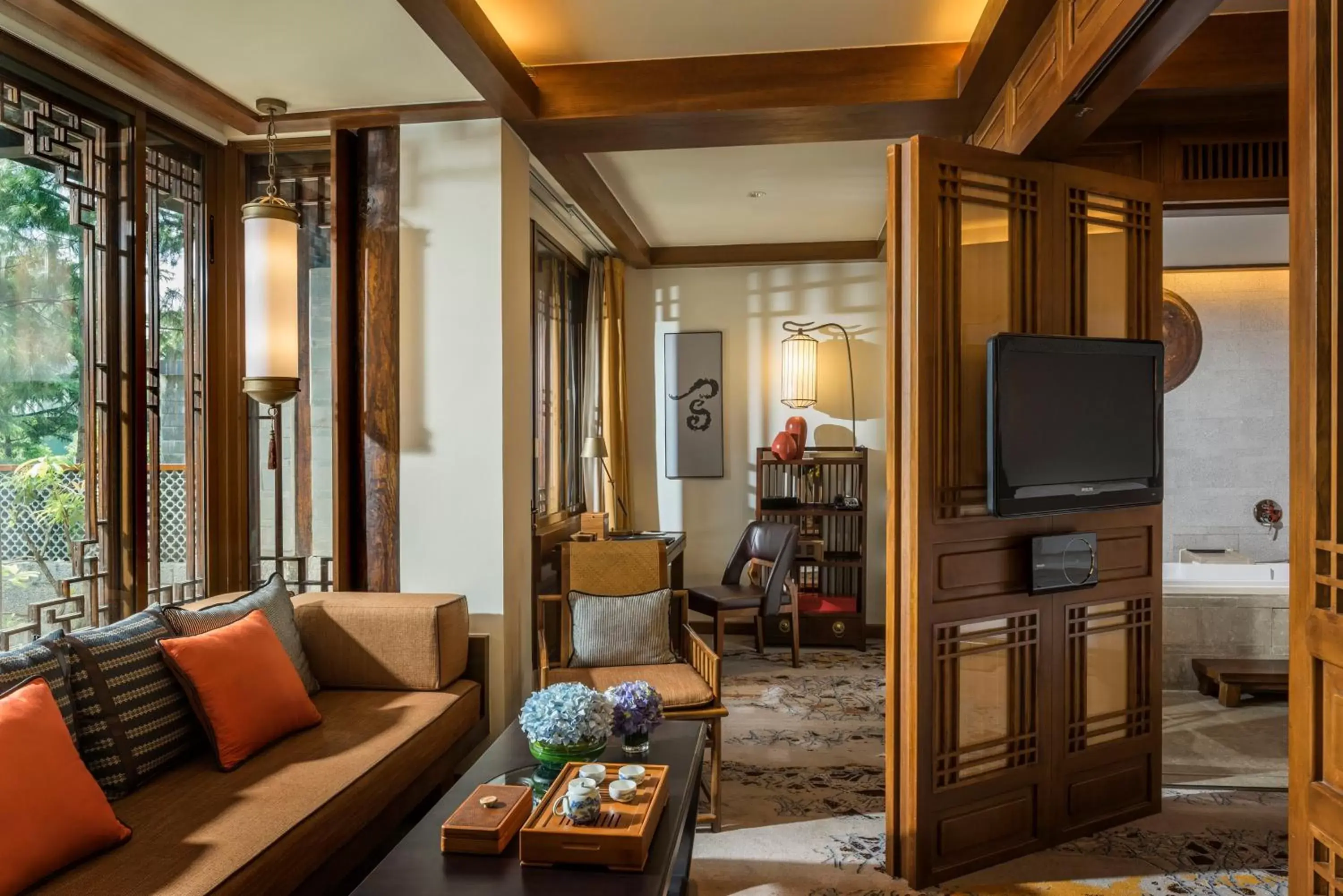 Photo of the whole room, Seating Area in InterContinental Lijiang Ancient Town Resort, an IHG Hotel