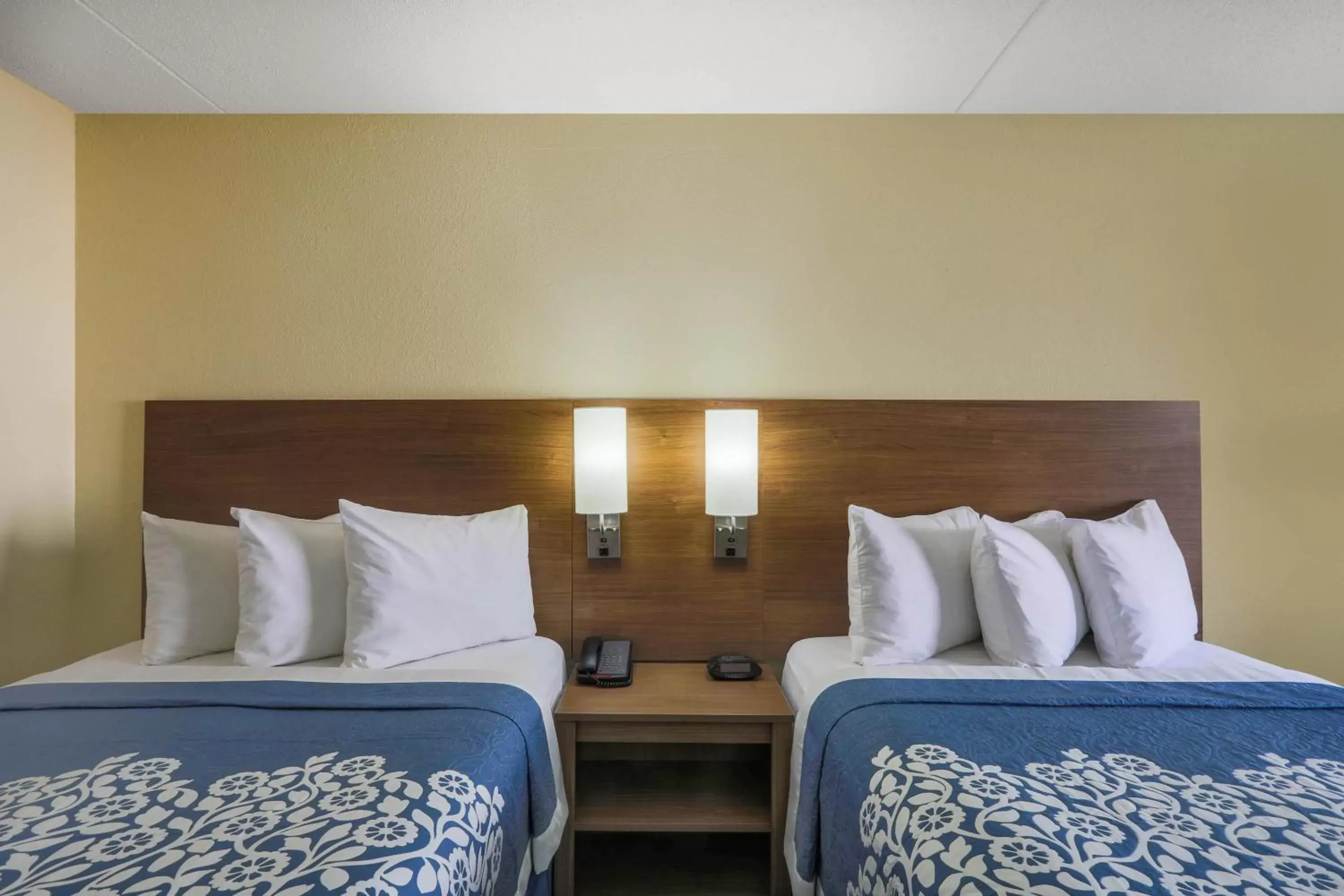 Bedroom, Bed in Days Inn by Wyndham Newark Wilmington