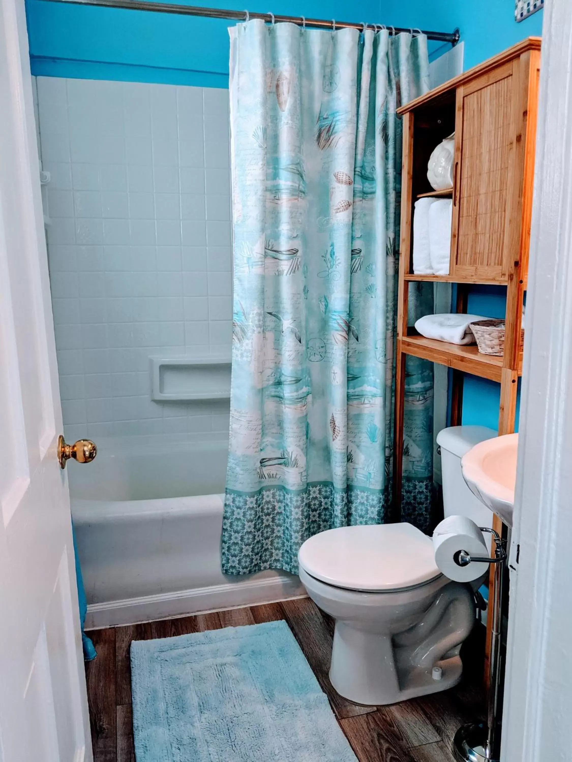 Shower, Bathroom in Chelsea Pub and Inn