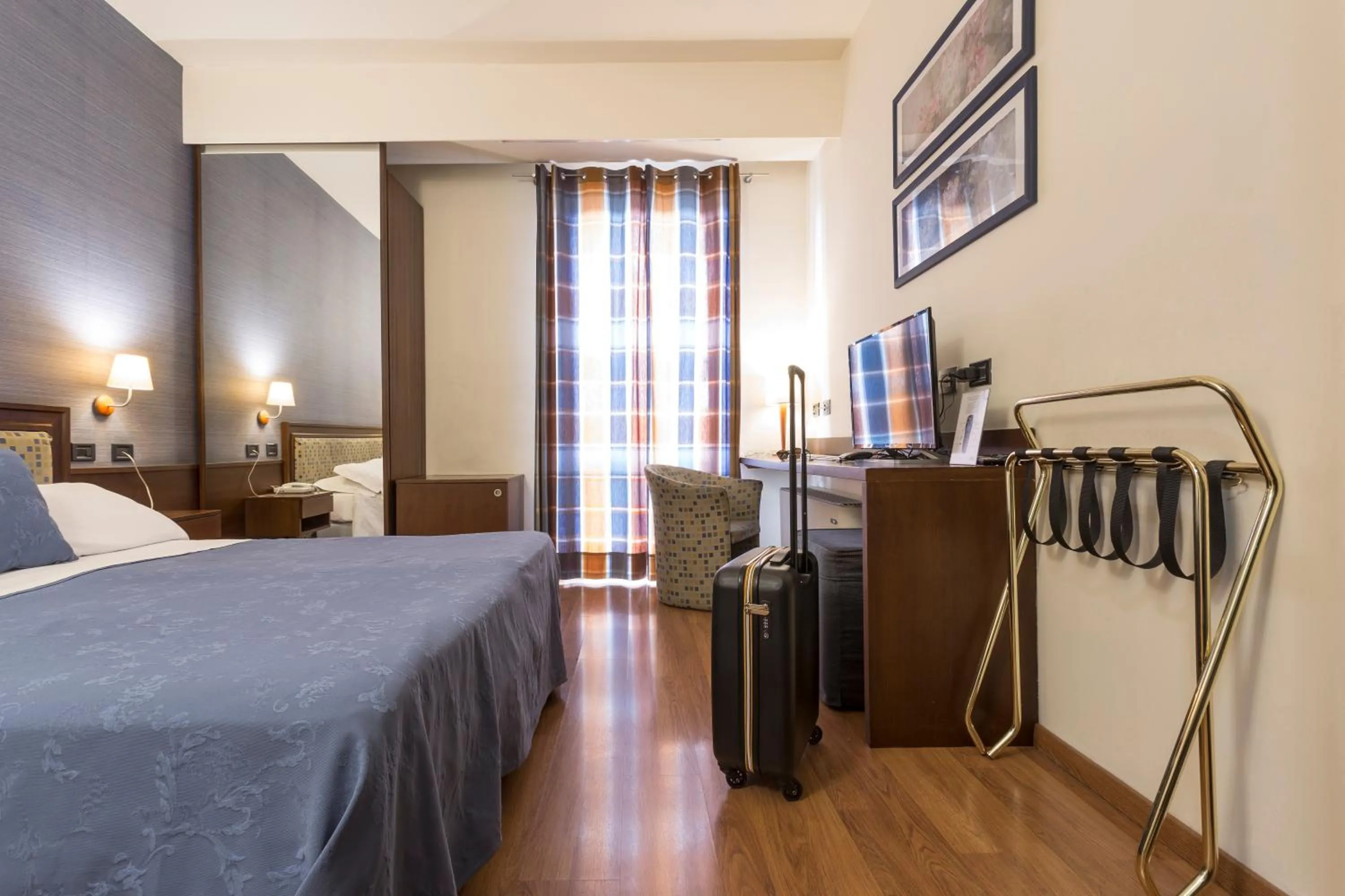 Photo of the whole room, Bed in Hotel Montreal