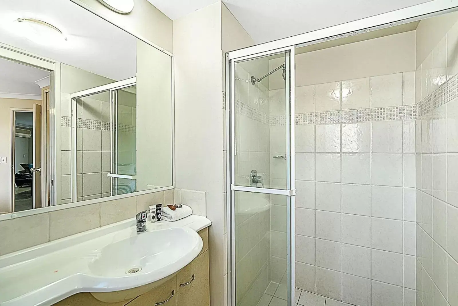 Bathroom in Golden Riviera Absolute Beachfront Resort