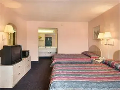 Photo of the whole room, Bed in Super 8 by Wyndham Columbia