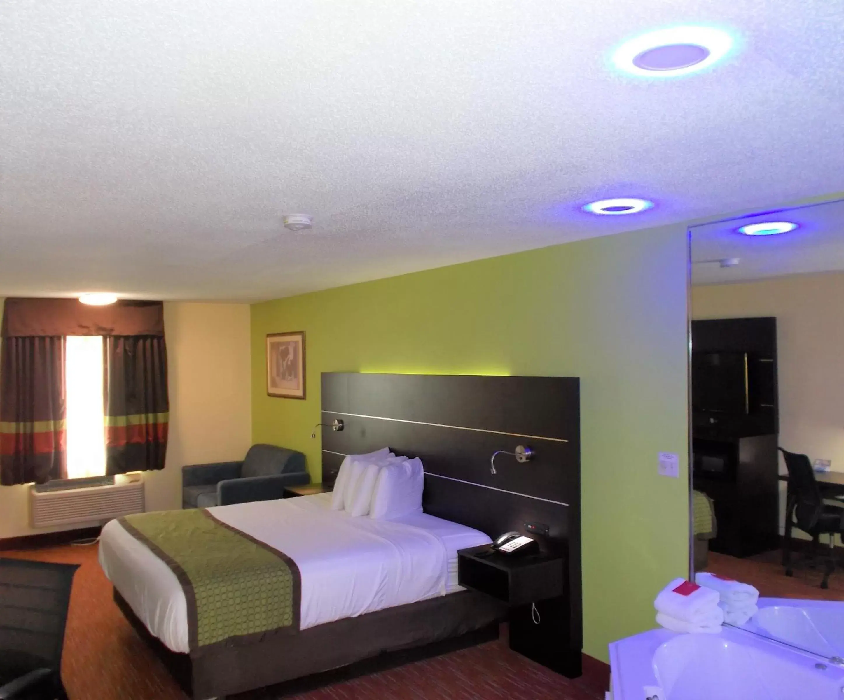 Hot Tub, Bed in SureStay Hotel by Best Western Manning