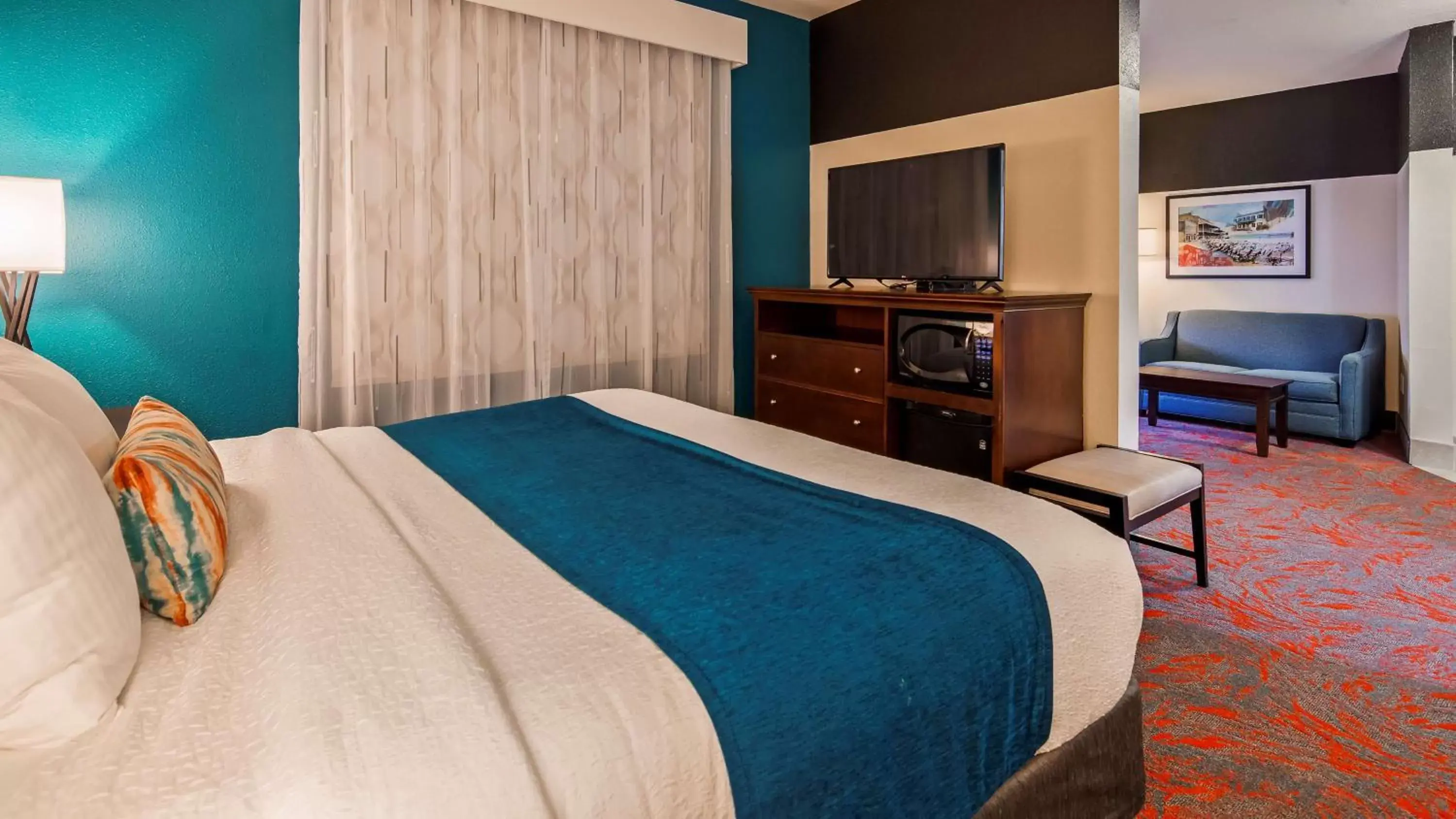 Property building, Bed in Best Western Plus Daphne