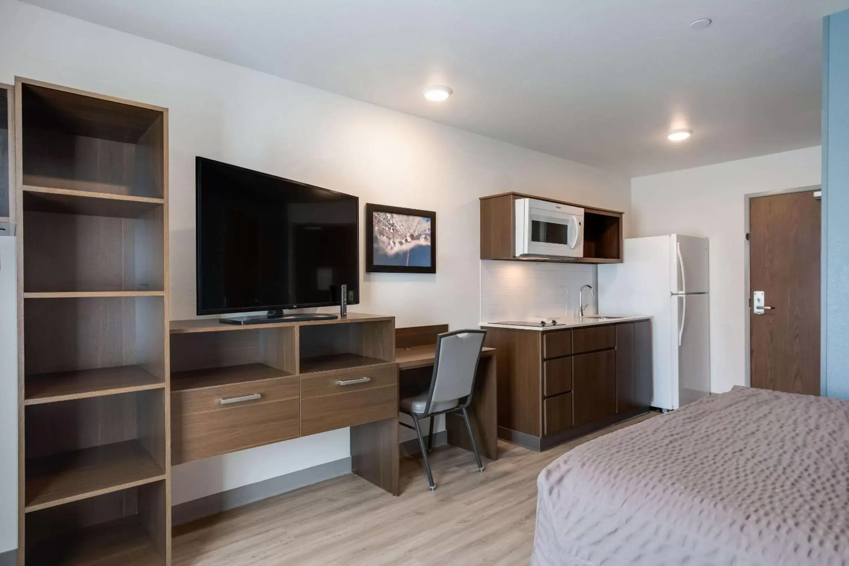 Bedroom, TV/Entertainment Center in WoodSpring Suites Smyrna-La Vergne