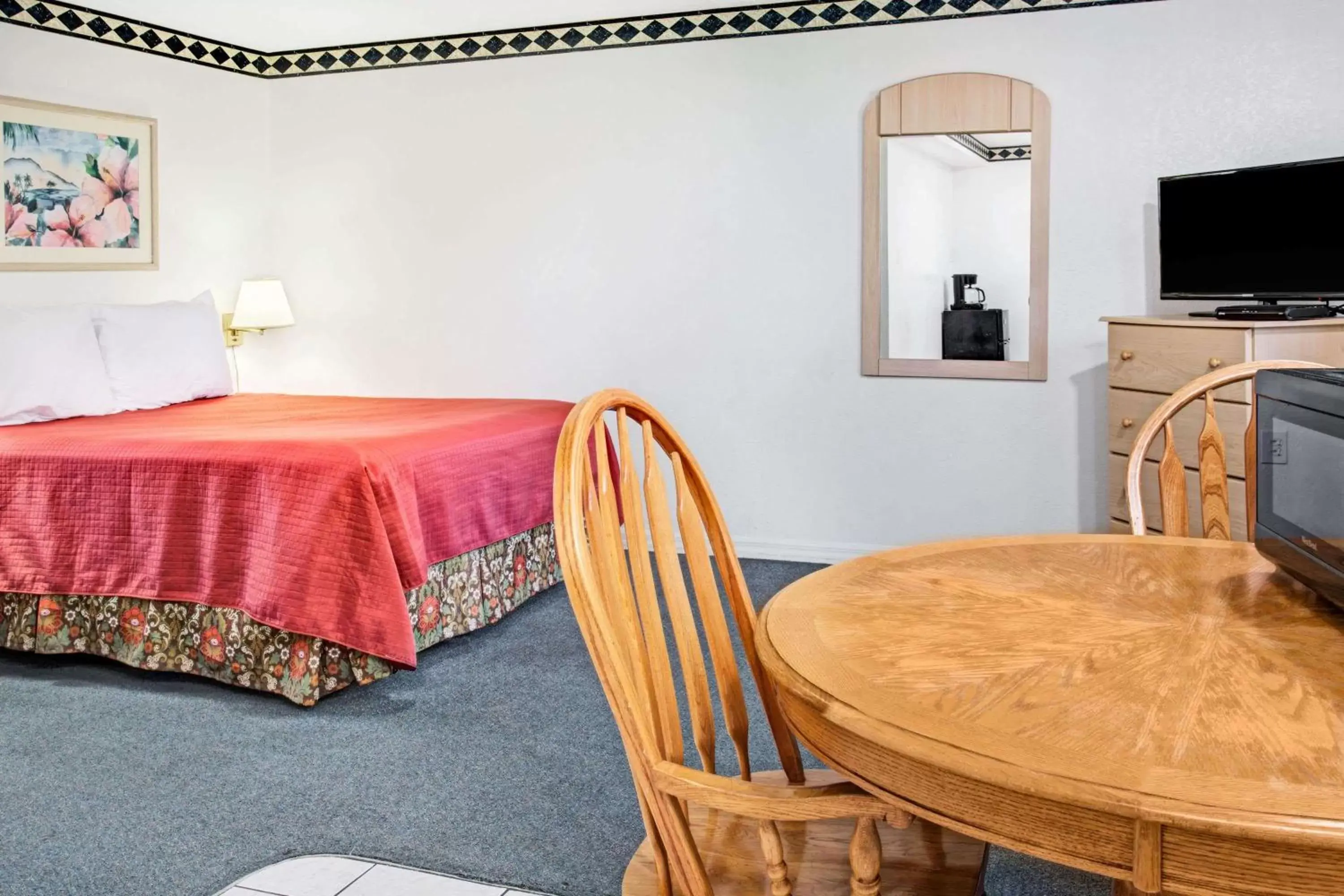 Bedroom in Travelodge by Wyndham Suites St Augustine