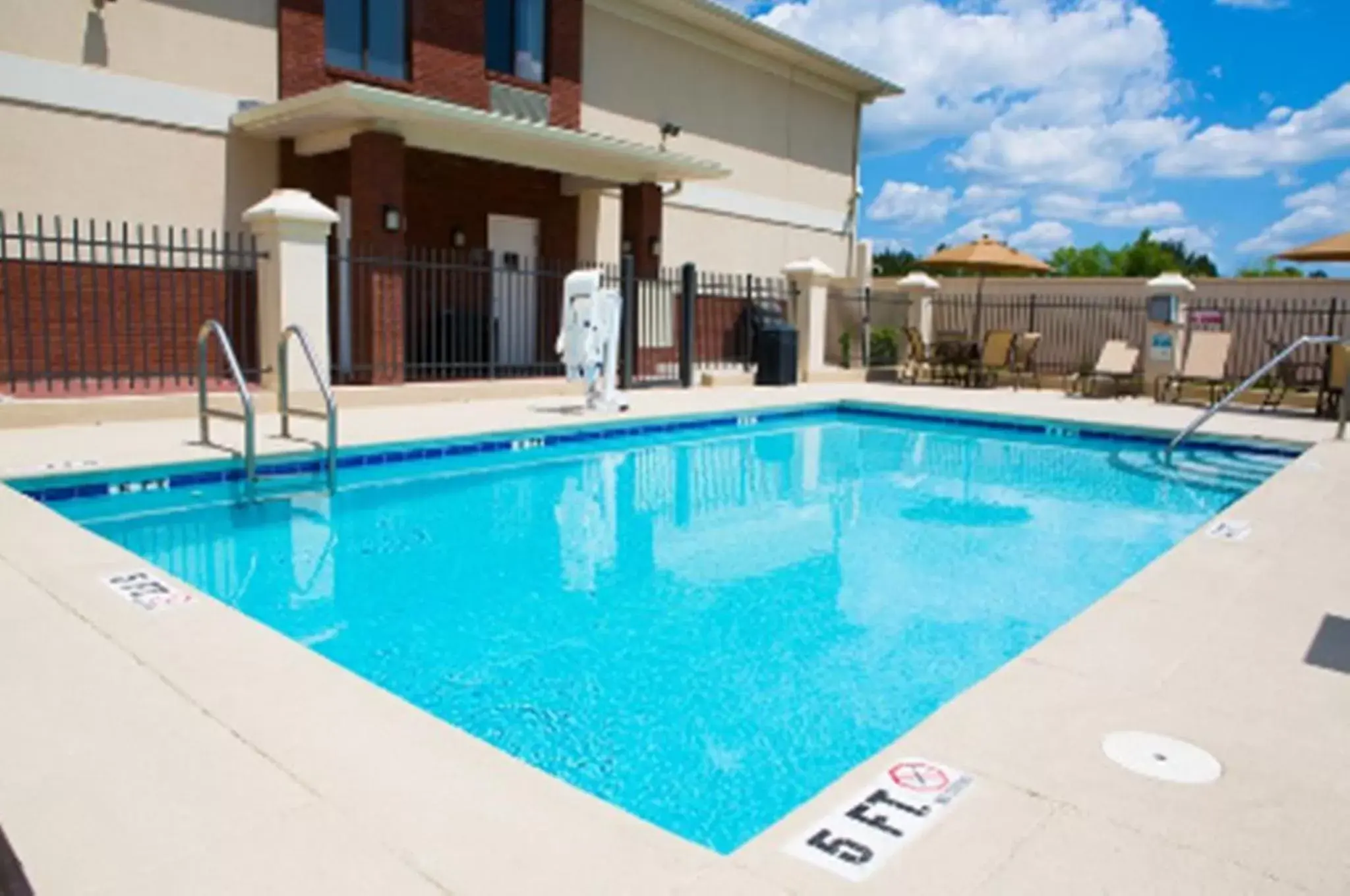 Swimming Pool in Country Inn & Suites by Radisson, Midway, FL