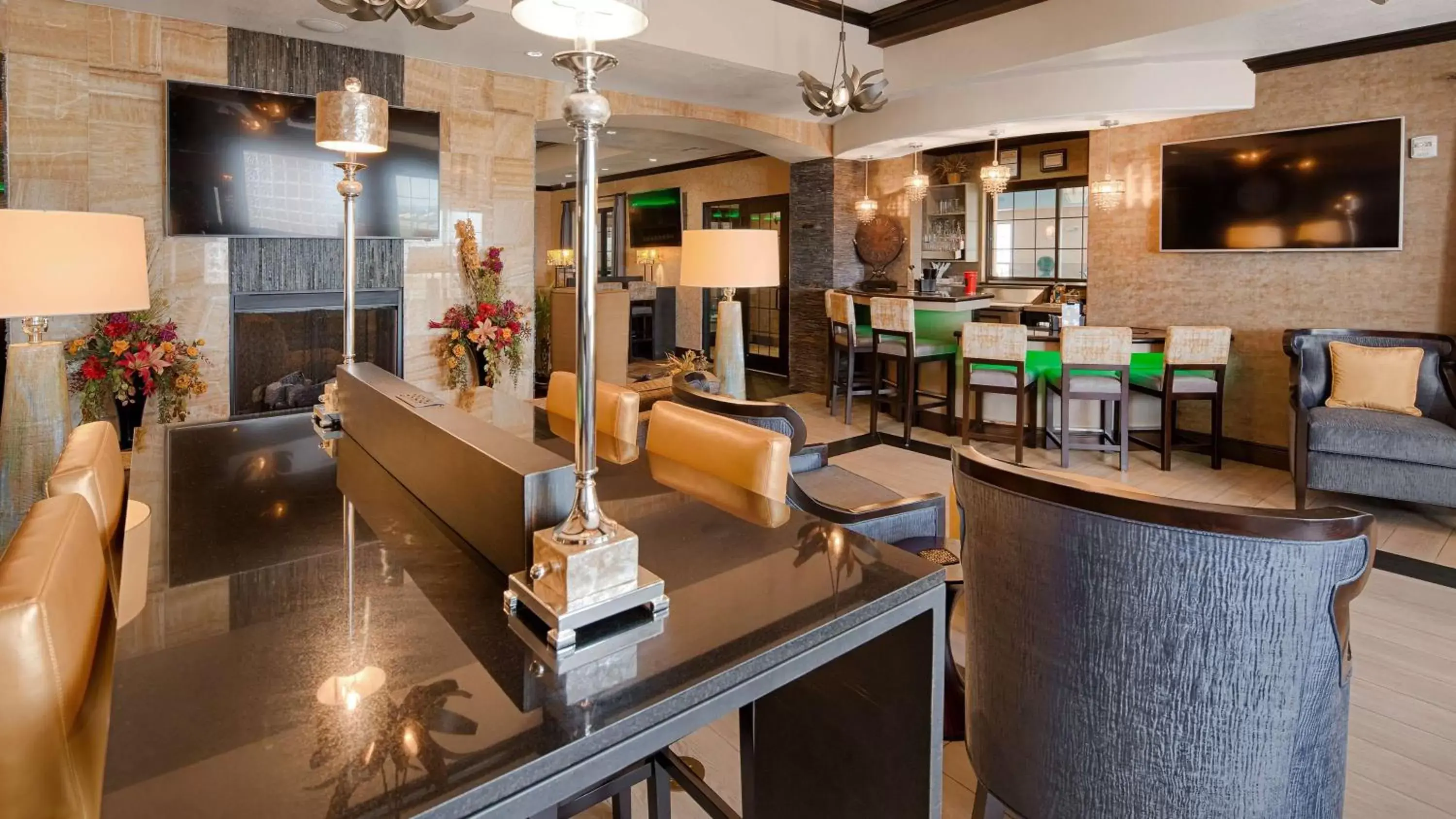 Lobby or reception, Restaurant/Places to Eat in Best Western Plus Emerald Inn & Suites