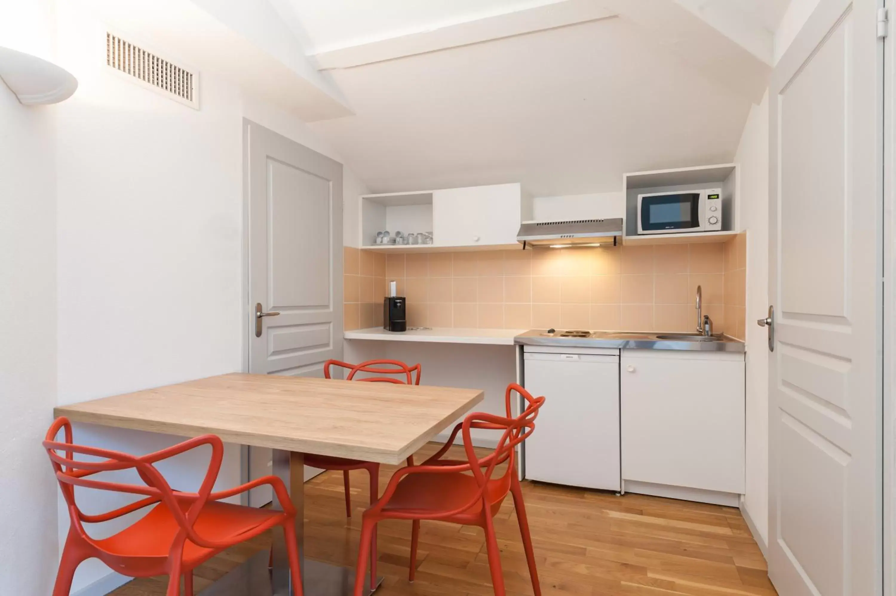 Kitchen or kitchenette, Dining Area in Residhotel Vieux Port