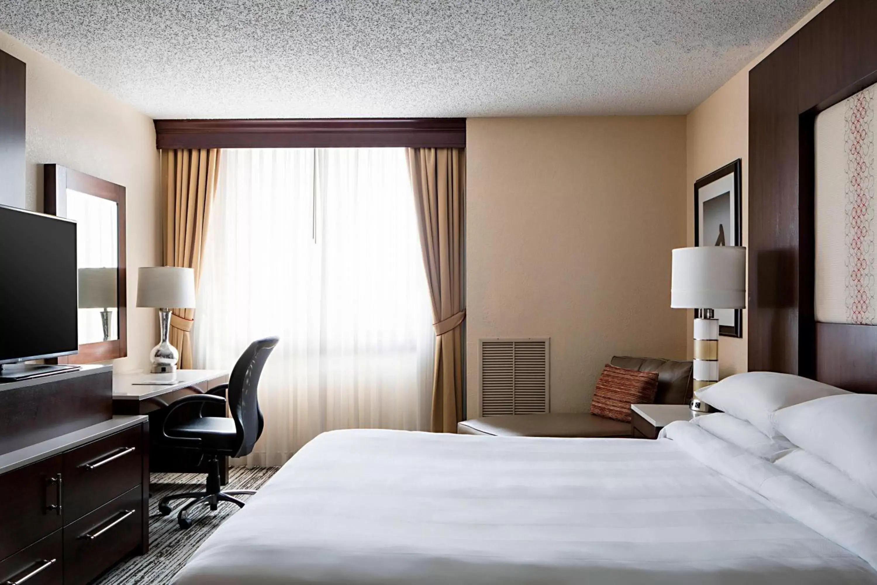 Bedroom, Bed in Marriott DFW Airport South