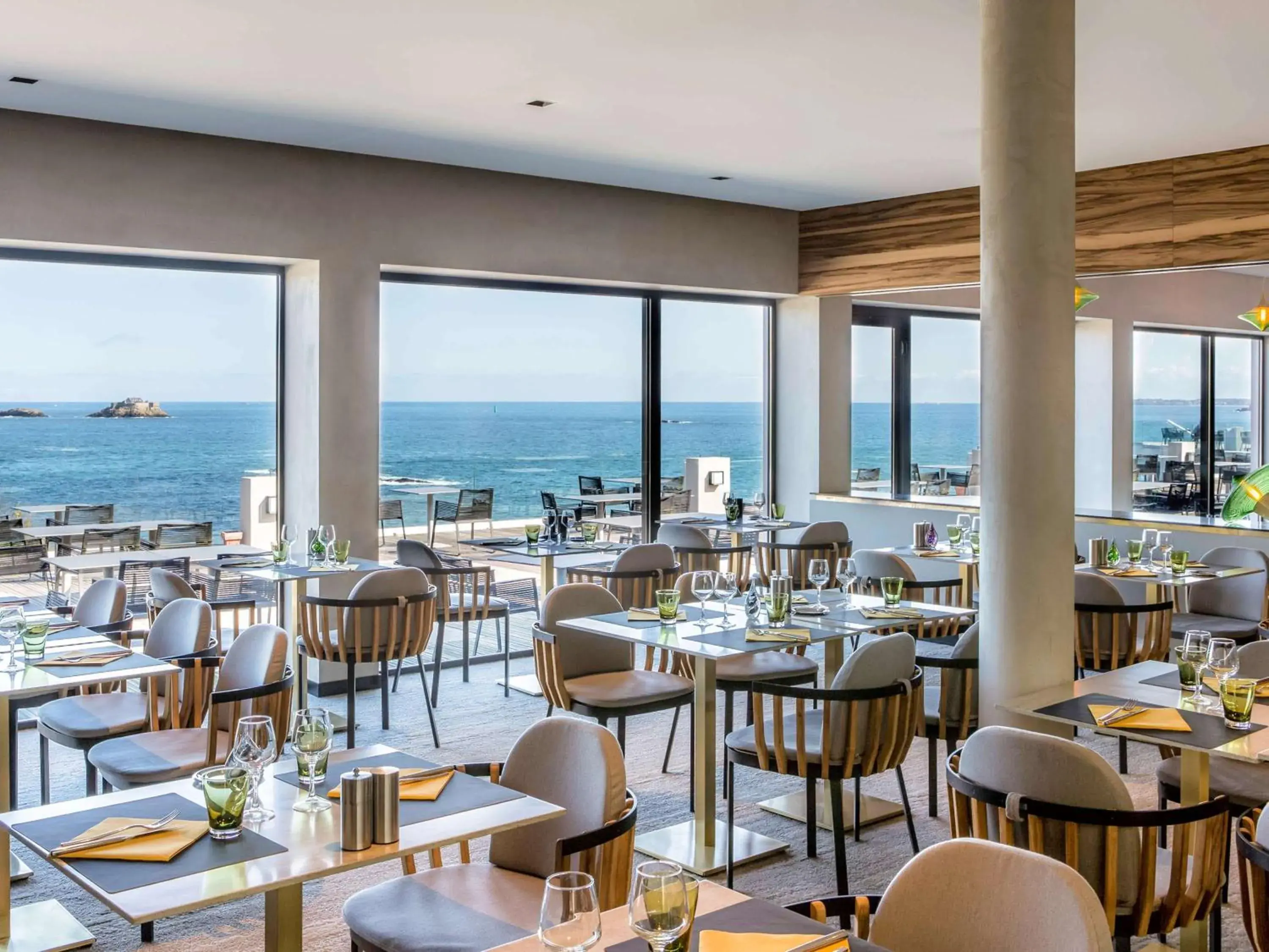 Property building, Restaurant/Places to Eat in Emeria Dinard Hotel Thalasso & Spa