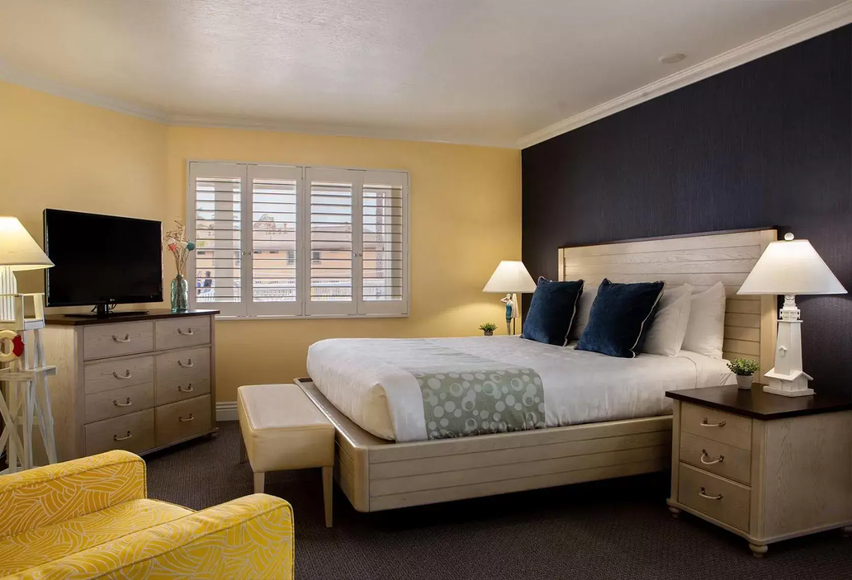 TV and multimedia, Bed in Pismo Lighthouse Suites