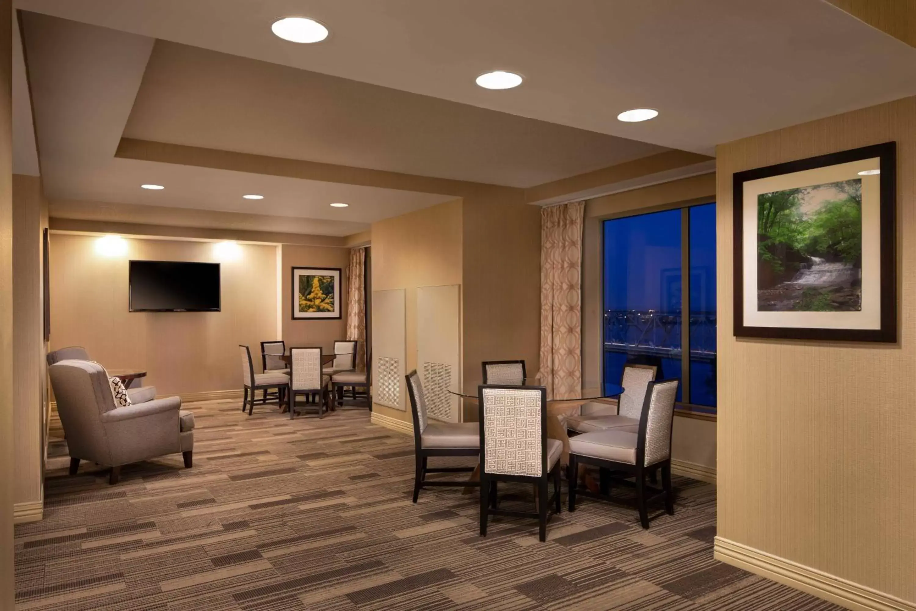 Lounge or bar, Seating Area in Sheraton Louisville Riverside Hotel