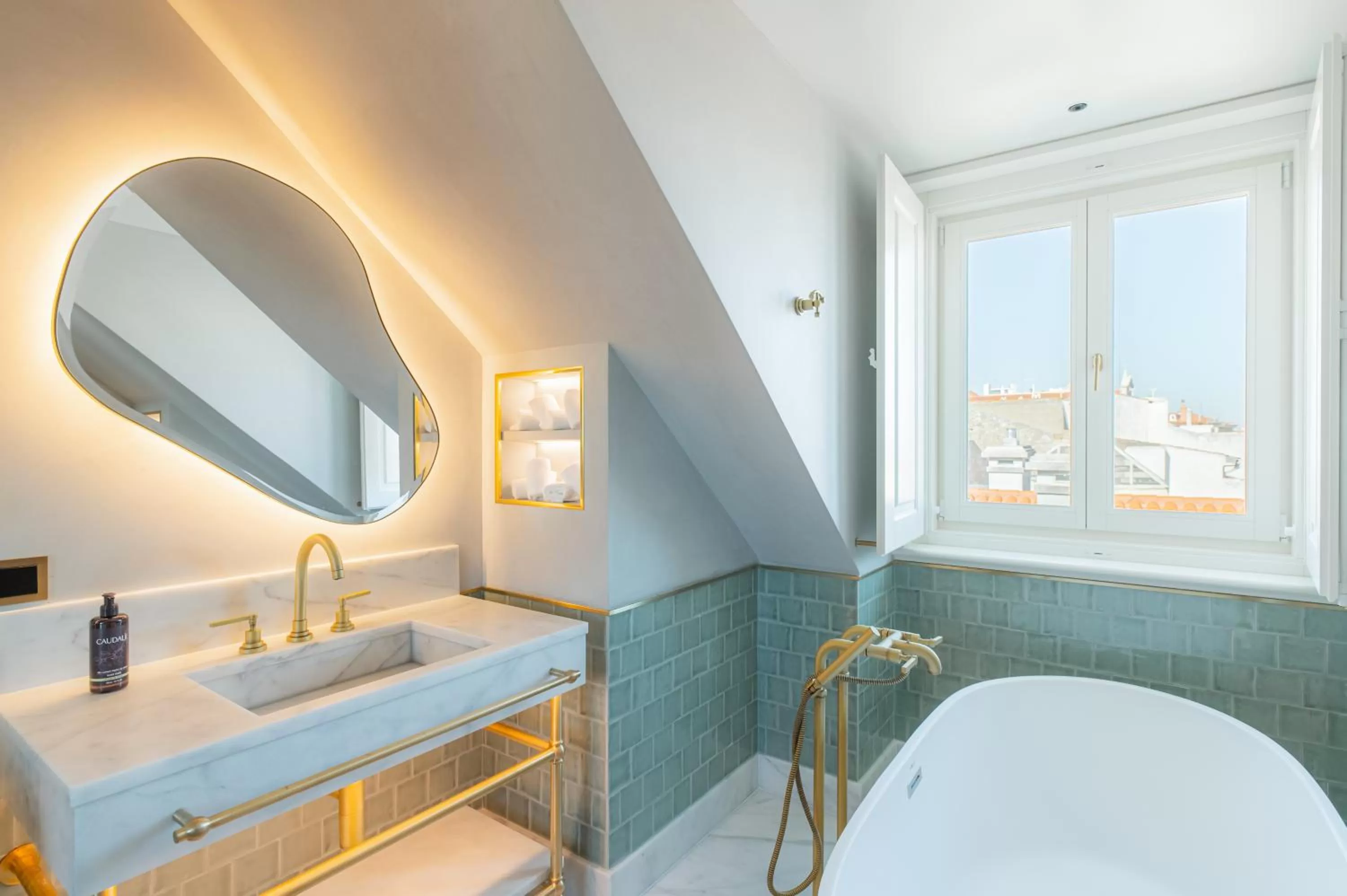 Bathroom, Bed in Palácio Ludovice Wine Experience Hotel