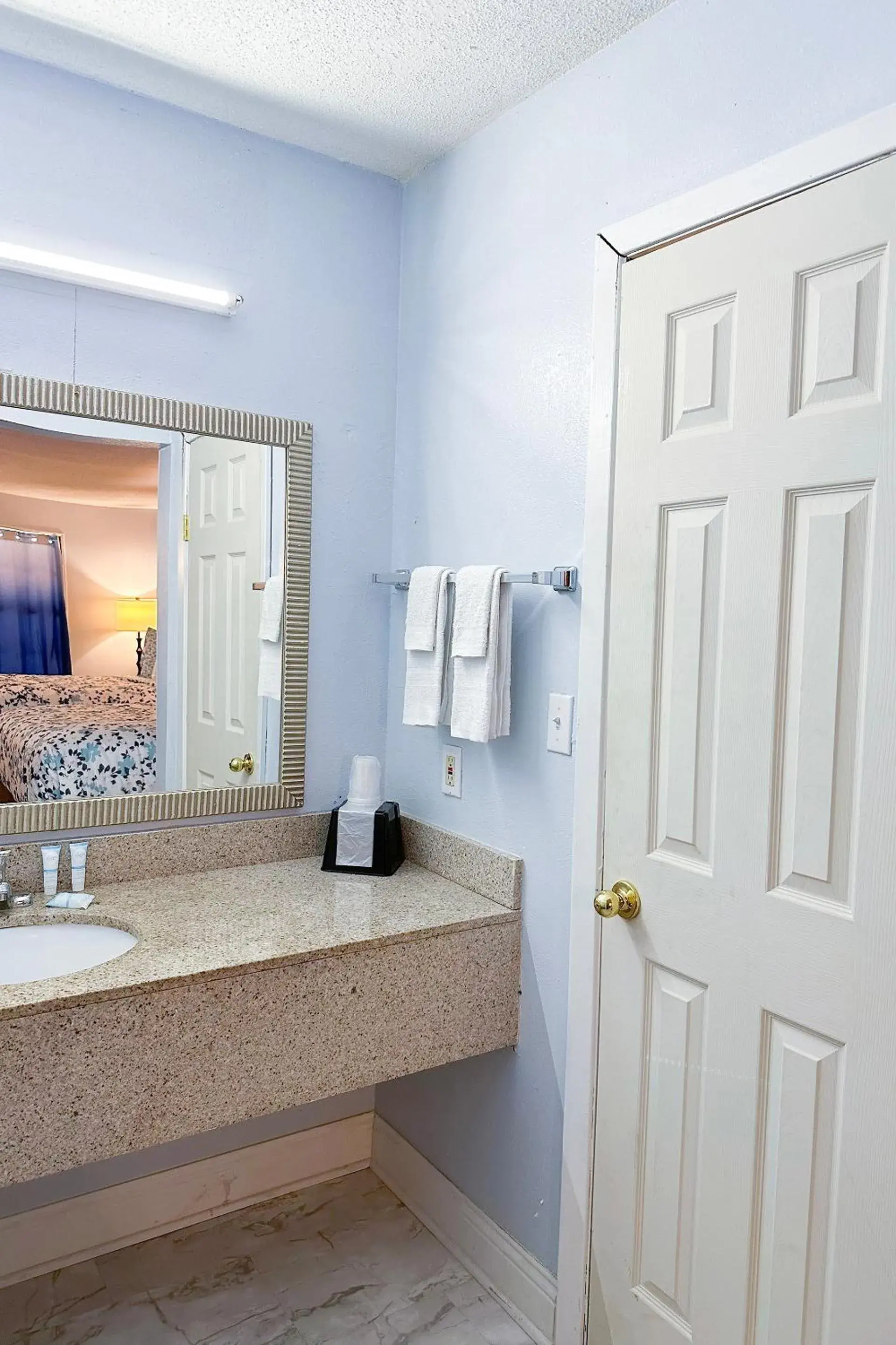 Bathroom in Paradise Inn By OYO Hattiesburg North