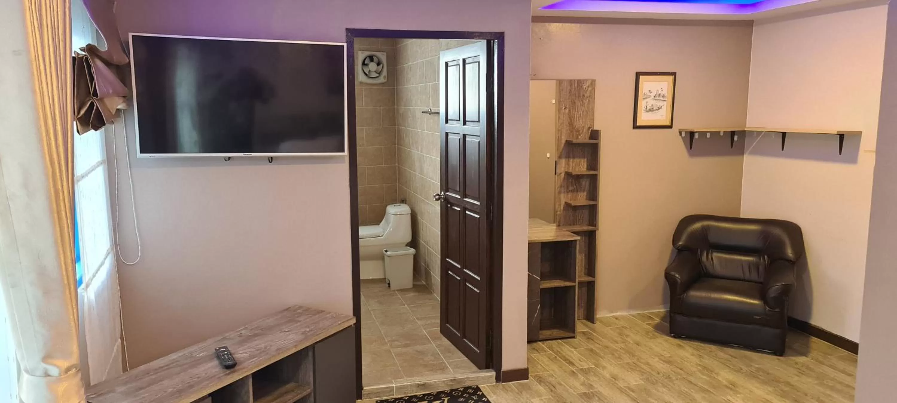 Living room, TV/Entertainment Center in The Bavarian Guesthouse