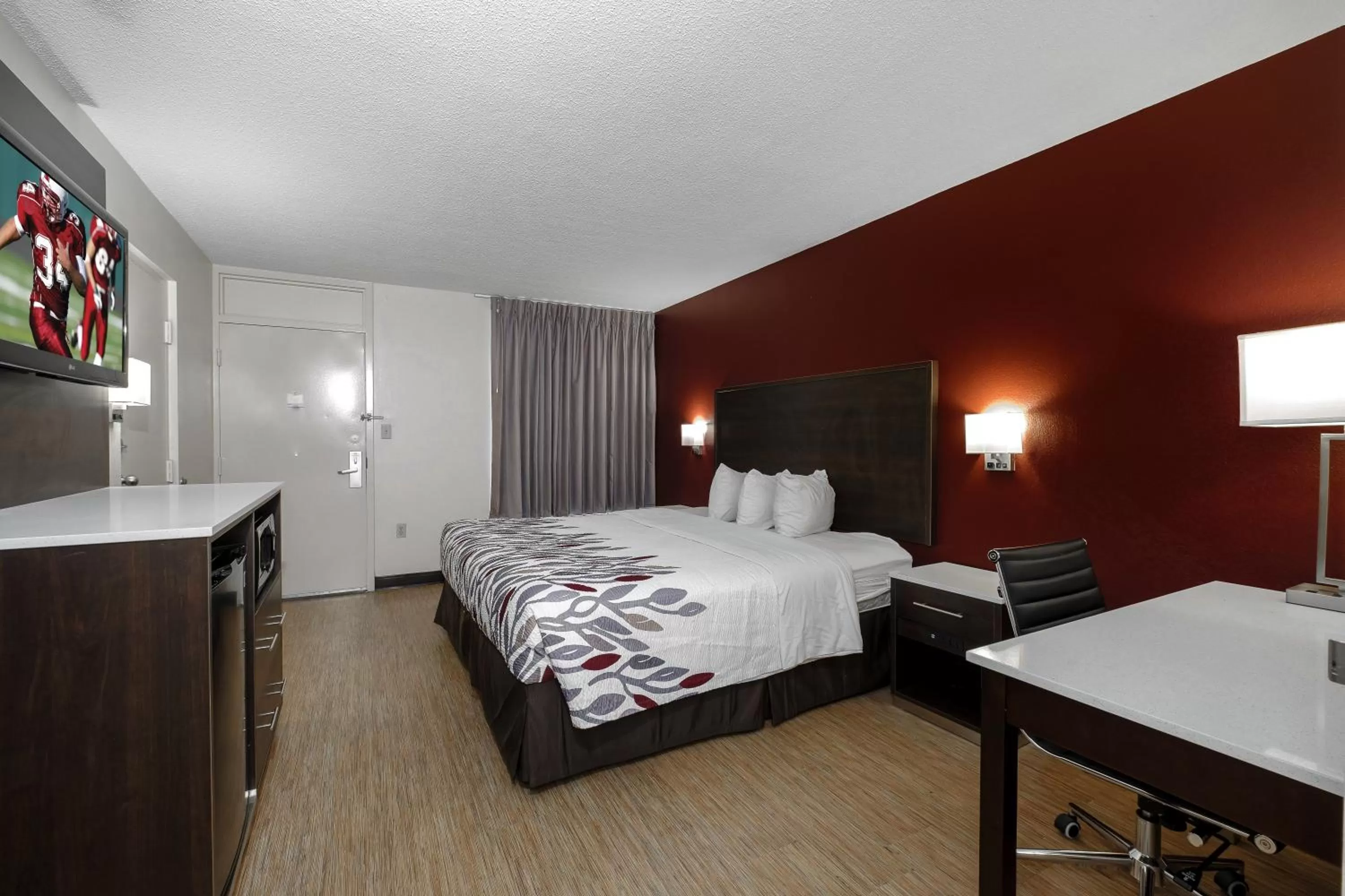 Photo of the whole room, Bed in Red Roof Inn Gadsden